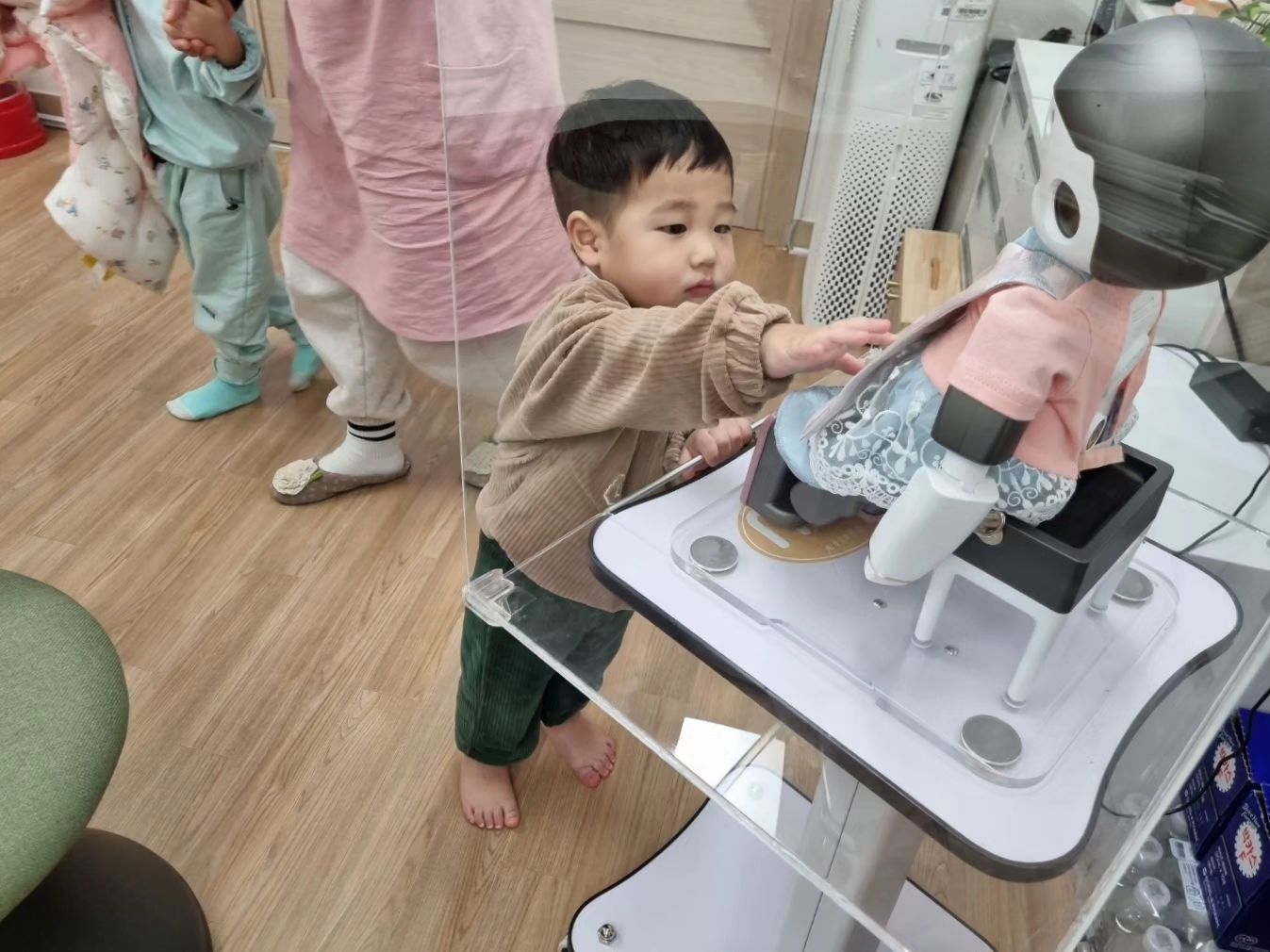 어제의 여파로 오늘 아침 헤어질 때 너무 힘들었는데
울다 놀다 반복하다 담임선생님 무릎에서 책읽다가 잠들었다는 우리 준서
혼자 따로 원장님실에서 자고 일어나서 인공로봇이랑 인사도 하고 그러다 시윤이와 시윤이모 만나서 손잡고 교실로 이동
컨디션 회복하고 잘 놀고 밥도 잘 먹고
양치질도 즐겁게 하고 자는 친구 토닥토닥도 해주고
오늘 우리 호감이 너무 잘했어 기특해