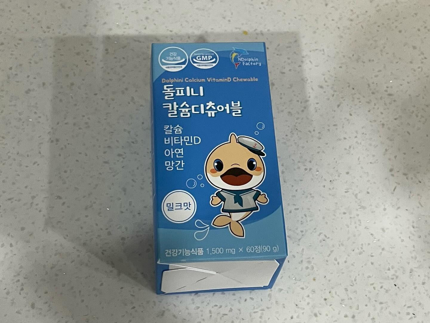 #협찬 
우유를 정말 먹지않아 늘 걱정인 우리아이.
성장기인데 칼슘섭취가 너무 부족한거 아닌가 늘 걱정이 되어 준비한 아이가 먼저 찾는 돌피니 칼슘디어츄어블!

유청칼슘이 무려 230mg, DSM사 비타민D 400IU함유, 아연 3mg, 망간2mg, 
그외에 과일, 채소 혼합분말 28종이 함유 되어있어요 

아이들이 좋아하는 부드럽고 달콤한 우유맛으로 맛있게 매일 스스로 먼저 챙겨먹는 우리아이

편식하고 불규칙한 식습관으로 영양섭취가 잘되지않는 아이라면 더더욱 신경써야하는 영양관리

돌피니 칼슘디츄어블로 우리아이 뼈와 이 튼튼하고 건강하게!

엄마는 사두기만 하세요 
아이가 스스로 먹을거예요^^

제품구매 및 상세정보:  https://smartstore.naver.com/ndolphinfactory/products/6822514903

#어린이칼슘#맛있는칼슘#칼슘츄어블#츄어블칼슘디#유청칼슘#유아칼슘#돌피니