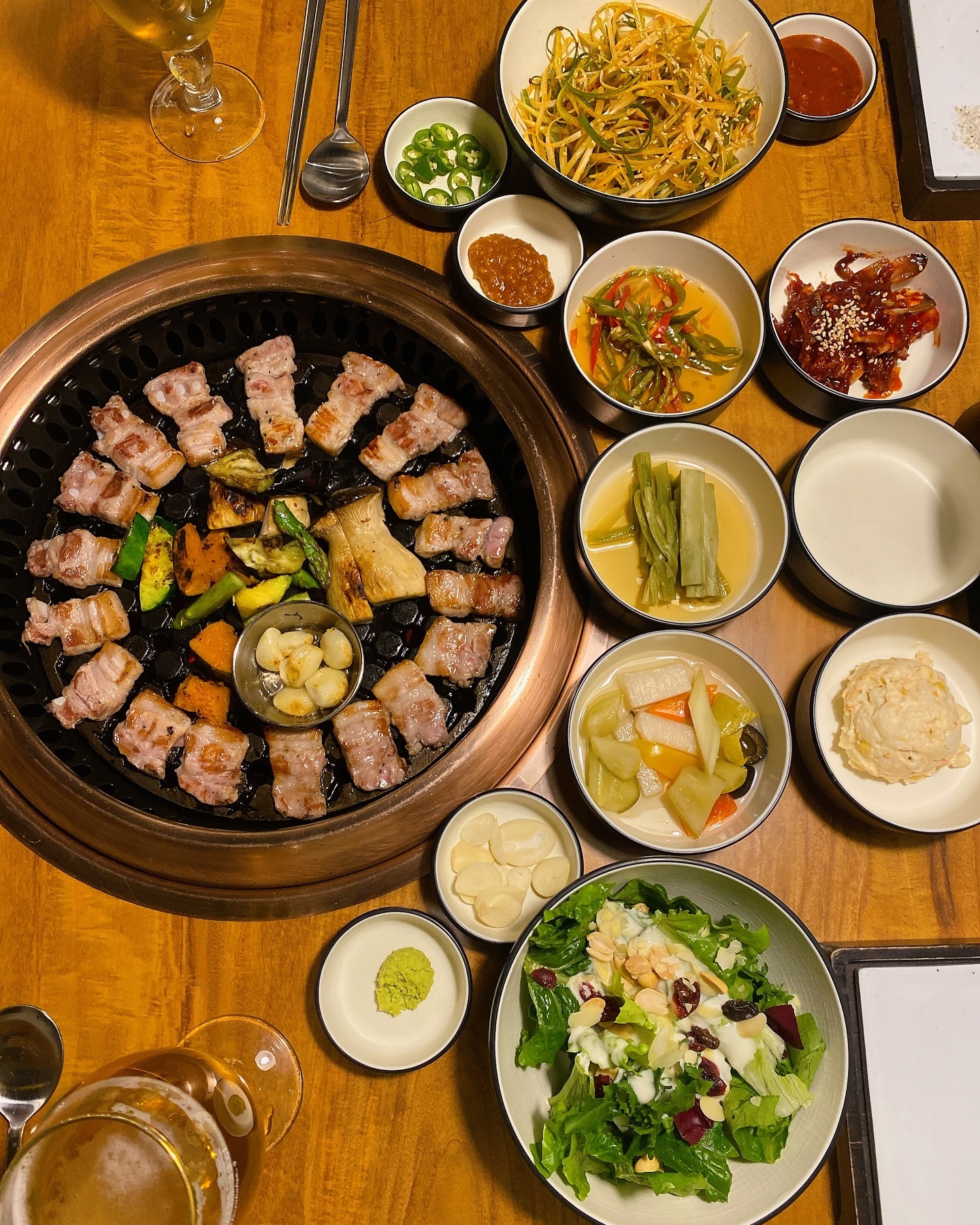 #협찬 삼겹살에 무슨 짓을 하신건가요?!😖 숙성된 선별육을 무쇠그릴링에 구워 더욱 맛있었던 #세화정육식당 !!

정갈한 인테리어와 빈틈없는 찬들에 이미 맛집 스멜 물씬 풍겼는데, 메뉴들 직접 즐기니 고개 끄덕끄덕🧡 중독적인 비법소스와 찬으로 나왔던 게장도 너무 맛있어서 깜놀했어요.

고기 맛있게 다 구워주시고 식지않게 화로에 옮겨주셔서 끝까지 맛있게 즐겼습니다. 그리고 치즈 가득했던 고소한 계란찜과 더 풍미 진했던 이태리 된찌까지, 고기를 다이닝 느낌으로 깔끔하게 즐길 수 있어 회식&각종 모임, 데이트로 장소로 다 좋을 거 같아요🥢 

강남구청 근처 계신분들, 세상 맛있는 정육식당으로 런런런🏃🏻‍♀️

📍세화정육식당 
▫️ 서울 강남구 언주로134길 14 1층
▫️ 0507-1305-0822
▫️월-금 11:30-22:50/ 토-일 12:00-21:50

#강남구청맛집 #청담맛집 #압구정고기집 #압구정한우 #압구정맛집 #도산공원맛집 #강남구청고기집 #청담고기집 #강남한우 #서울한우맛집 #서울삼겹살맛집 #강남구청회식 #청담회식