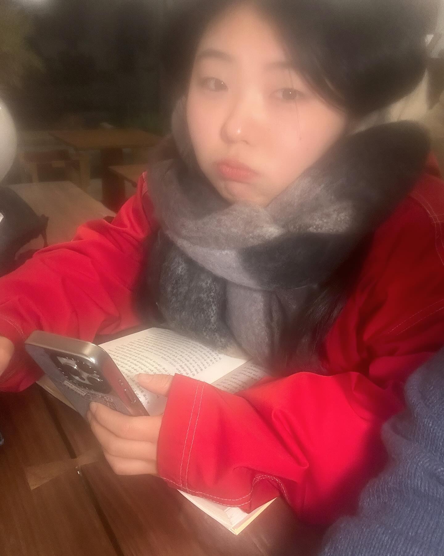 눈이 좀 부어도 목도리하구 나와서 독서를 해ㅐ🤪