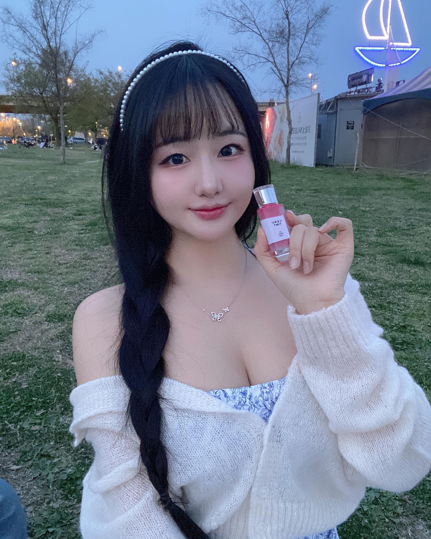 #대가성광고 쿨톤은 드러누워요,,🤍

하늘아래 같은 쿨톤 핑크립 없다지만 
삐아에서 나온 립은 찰떡✨ 
글로시하게 마무리감 촉촉해서 더 조아효 
나 이거 맨날 쓸 것 같애,,🥹

#삐아 #삐아색조맛집 #bbia #로틴트후기 #삐아로틴트 #삐아인증이벤트 #올리브영