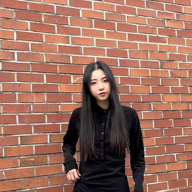ෆ 수현 ෆ on Instagram: "#협찬 @tienne_kr 미니원피스로 봄맞이🌷 제품명: 랩 스웨이드 단추 카라 원피스 사이즈: free 55반까지 추천 미니원피스로 길어보이는 다리와 허리부분은 넉넉하게 제작