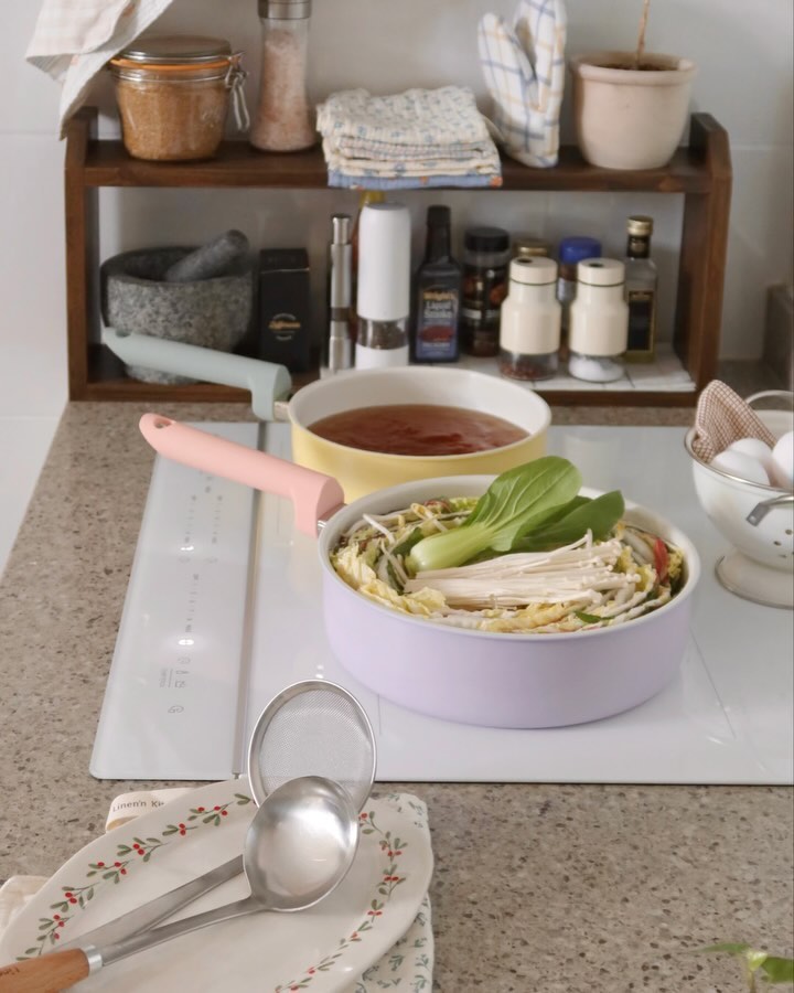 저의 주말 미션 이였던 김대감이 머리 자르러간 사이 밀푀유 나베 준비하기🍲
이모님이 챙겨주신 배추도 있고 
쌀국수에 넣어먹으려고 산 숙주도 애매하게 남아있고 
날씨도 추우니 이런날은 뜨끈한 국물요리가 국룰이죠!
만들기 쉽고 보기도 좋은 밀푀유 나베로 결정!

김대감에게 육수 레시피 물어보고 따라했지만 
역시나 짭짤해 중간에 물을 넣었고요😅
다행히 완성후 간이 딱 맞아 맛나게 먹었지욤!

얼마전 제가 이야기한 귀여운 냄비가 바로 요거예요💜
안전한 세라믹 코팅에 컬러도 완전 상큼해 
요리 하는 내내 기분 너무 좋구용!
모아보니 모던하우스템들 짱많고용!
+사진에 내열유리 계량컵이랑 앞치마도 모하🤭🧡

많은분들이 귀여워 해주시는 손글씨 정보도 넣어두었어요:-)
언제 날잡고 모하추천템 피드를 만들어볼게요!
⠀
⠀
⠀
💛 modernhouse_korea 
⠀ 
#모던한우리집 #모던한일상 #새로움이시작되는하우스 #신혼집주방 #모던하우스추천템 #모던하우스후라이팬 #모던하우스냄비 #신혼살림 #신혼집꾸미기