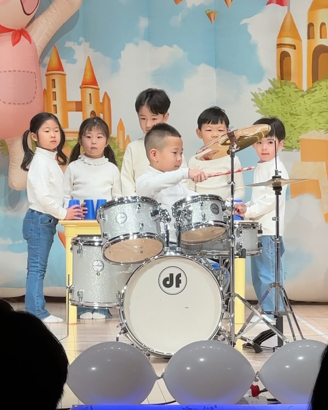 🥁드럼승준🥁
드럼 치는 영상보다 세번째 영상을
더 많이 돌려본 도치엄마😝ㅋㅋㅋㅋㅋ
ㅋㅋㅋ웃는거 왜케 웃기고 구엽냐곸ㅋㅋㅋㅋㅋㅋㅋㅋ
준비하라니까 눈 한번 깜빡이고
정신 빠짝 차리는 모습도ㅋㅋㅋㅋㅋㅋㅋ🫶🏻
기특하다 기특해 많이컸다 진짜💙💙💙