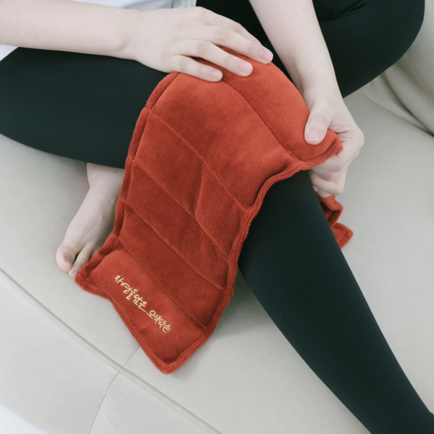 #광고 요즘 추석 준비로 업무가 많아지면서 야근이 잦아졌어요. 

스탠딩 책상에서 오랜 시간 일하다 보니 눈이 피로하고 어깨와 목이 뻣뻣해졌죠. 퇴근 후 숙면도 쉽지 않았는데요.

최근부터 퇴근 후에 따뜻한 찜질을 하면서 몸을 풀기 시작했어요. 

온찜질 덕분에 잠도 잘 오고, 혈액 순환도 좋아지는 느낌이예요.

손발의 붓기와 차가운 느낌도 많이 사라져서 부모님과도 함께 사용하고 있어요.

제가 사용하는 찜질팩은 오색약손의 황토 찜질팩 ‘어깨온’인데요. 

어깨뿐만 아니라 눈, 목, 허리, 발목, 손목 등 여러 부위에 사용할 수 있어서 정말 편리해요.

자연스러운 온열 효과 덕분에 눈 피로도 풀리고 몸도 이완되는 기분이예요.

특히 장시간 모니터를 보는 분들이나 운동 후 피로를 풀고 싶은 분들께 추천드리고 싶어요. 

천연 재료로 만들어져 안심하고 사용할 수 있고, 전자레인지에 간편하게 데워서 사용할 수 있습니다.

사용법도 간단해서 전자레인지에 지퍼백에 넣어 데운 후 약 40분 동안 편안하게 사용할 수 있어요. 

부드러운 원단 덮개와 은은한 향 덕분에 피부에 자극도 없어 만족스러워요.

다가오는 명절에 소중한 분들께 작은 선물로도 좋을 것 같아요.

#오색약손 #황토찜질팩 #어깨온 #오색약손황토찜질팩 #찜질팩 #찜질기 #온열찜질기 #찜질 #눈찜질팩 #어깨찜질팩 #온열찜질 #허리찜질팩 #배찜질팩 #복부찜질팩 #배찜질 #허리찜질 #무릎찜질 #발목찜질 #발목찜질팩 #무릎찜질팩 #눈찜질 #온찜질 #발찜질 #온열패드 #어깨찜질 #생리통