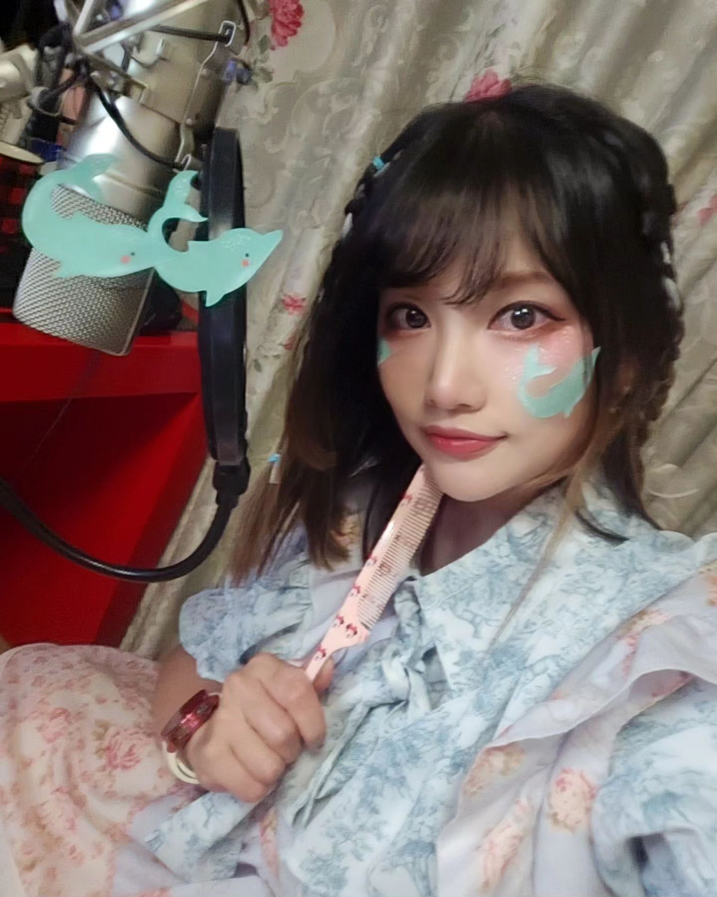 제가 요즘 물과함께 살고있어서 수영도 프리다이빙도 하며
물속에서 즐거운 여가생활을 보내고 있어요~
그래서 다이빙을 하면서 돌고래를 만나는 것이 꿈이었는데
제주도를 가면 언제나 행복한 돌고래를 만나볼수있겠네요!!

머나먼 해외를 나가지않아도 한국바다에서도 볼수있는것에
감사하며... ^^
이것마저도 행복인데 더 슬프고도 행복한 이야기가 있더라구요.

바로 서귀포의 돌고래 사연! 
이번에 서귀포 돌고래커버챌린지에 참여하게 되면서
돌고래는 높은 고음을 내는 목소리라는 점에서 영감을 받아
제가 하이소프라노 파트라 장점을 살려 원곡보다 +6키를 올려 커버했습니다.
서귀포돌고래가 '의인화'가 되어 이 노래를 부른다면
어떤느낌일까? 하고 생각을 해보면서 즐겁게 커버에 참여할수
있어서 너무 뜻깊은 시간이었답니다^^

에리카의 서귀포돌고래커버챌린지참여 영상은
유투브와 블로그 , 그리고 인스타와 페이스북에 함께 올라갑니다.

다같이 슬픈 사연과 행복함이 담긴 서귀포돌고래송으로
희망찬 하루를 보내보세요 -!!
((원곡보다 +6키 더 높습니다. 원곡은 더 부드럽고 평온합니다. )) 

* 영상에 마이크가 울렁거리는 시공간이 뒤틀리는 화면은 
돌고래라서 그렇습니다.  기분탓입니다. 

*카메라필터를 개발해주신 개발자분 보고계시면
제가 아주 잘 쓰고 있습니다. 사기기술이 분명합니다.
맛있는거 많이드시고 만수무강하시고 오래오래 건강하게
행복하게 사세요 .!! 

*스티커는 #애프터스윔 에서 수영복 당첨되어 제공받았습니다. #돌고래스티커

<<서귀포 돌고래 가사>> 
좁은 수조에 갇혀 살았었지
공연할 때만 먹일 먹었었지
고래인 줄도 몰랐었어
돌고래란 걸 잊었었어
나는야 진정한 나를 몰랐었지
어찌 풀려나 다시 돌아왔어
서귀포 바다 바다 서귀포로
만났어 친구 돌고래들
맘껏 바닷속 쏘다녔지
아가도 가졌고 내가 엄마 됐지
꿈도 없던 그때 내가
꿈이 됐어 지금처럼
더 이상은 나를 가두지마
너른 바다 여기 온전한 나로
자유롭게 살아 갈 거야
여긴 서귀포 바다 서귀포
여긴 서귀포 바다 서귀포
돌고래 고래 돌고래다
돌고래 나는 돌고래다
돌고래 돌고래 돌고래다
꿈도 없던 그때 내가
꿈이 됐어 지금처럼
더 이상은 나를 가두지마
너른 바다 여기 온전한 나로
자유롭게 살아 갈 거야
여긴 서귀포 바다 서귀포
여긴 서귀포 바다 서귀포
돌고래 고래 돌고래다
돌고래 나는 돌고래다
돌고래 돌고래 돌고래다
서귀포 바다의 돌고래란다

#서귀포돌고래커버챌린지참여
#돌고래노래커버 #커버챌린지 #김희진가수
#노래커버 #돌고래보호 #제스토리 #바이제주
#커버스타그램 #노래스타그램
#김희진가수 (라나에로스퍼) #들국화최성원
#유용기작사가 (제스토리) #커버곡 #에리카커버곡
#돌고래고음챌린지 #고음 #수능금지곡