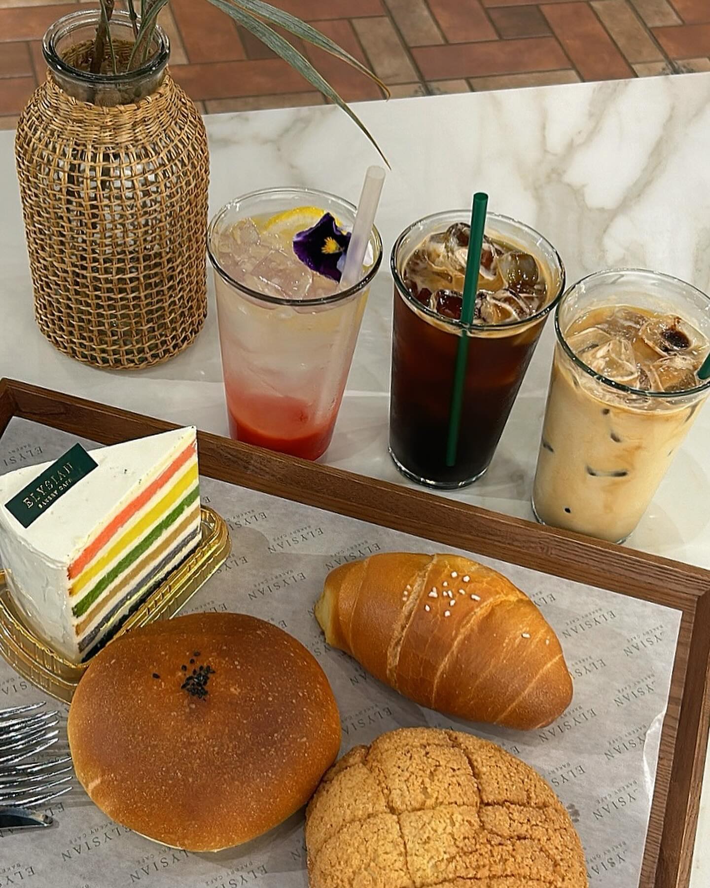 〖 엘리지앙베이커리카페포천점 〗

단골 예약...🩷💚

 ☎️️번호 : 0507-1357-0673
🚗 주차 : 1층부터 2층까지 이용가능 
⏰영업 : 매일 10시 ~ 19시 / 라스트오더 18시
🚩주소 : 포천시 소흘읍 호국로 137 가동 2층 엘리지앙 베이커리카페 포천점 
📍단체이용 가능, 포장, 남/녀 화장실 구분, 유아의자, 무선 인터넷, 장애인/출입구/좌석 휠체어 이용가능
 ​
