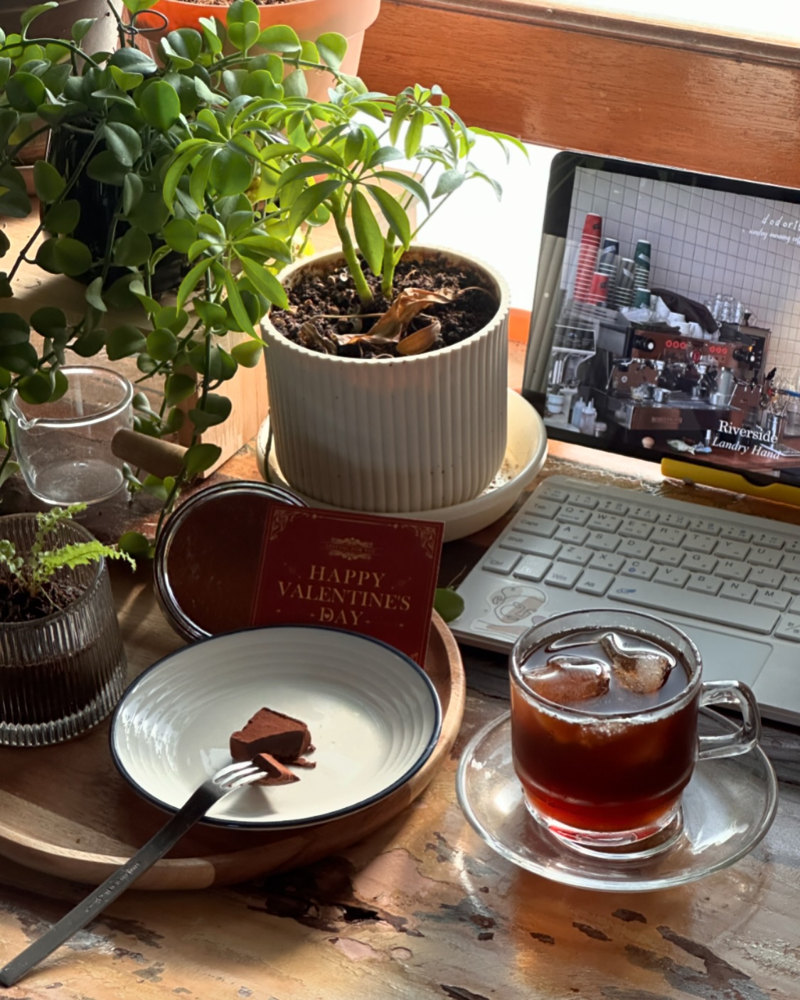 요즘은 젤리보단 초콜릿🍫
☕️커피랑 같이 먹으면 기분이 너무 좋아 🤎
最近はゼリーよりはチョコレート🍫
☕️コーヒーと一緒に飲むと気分がとてもいい🤎

.
#パヴェチョコレート #チョコレート #チョコレート #アメリカーノ #ホームカフェ #파베초콜릿 #초코 #초콜릿 #아메리카노 #홈카페 #커피 #コーヒー #빈티지 #빈티지인테리어 #식집사 #식테리어 theobroma2011 #테오브로마쇼콜라티에
