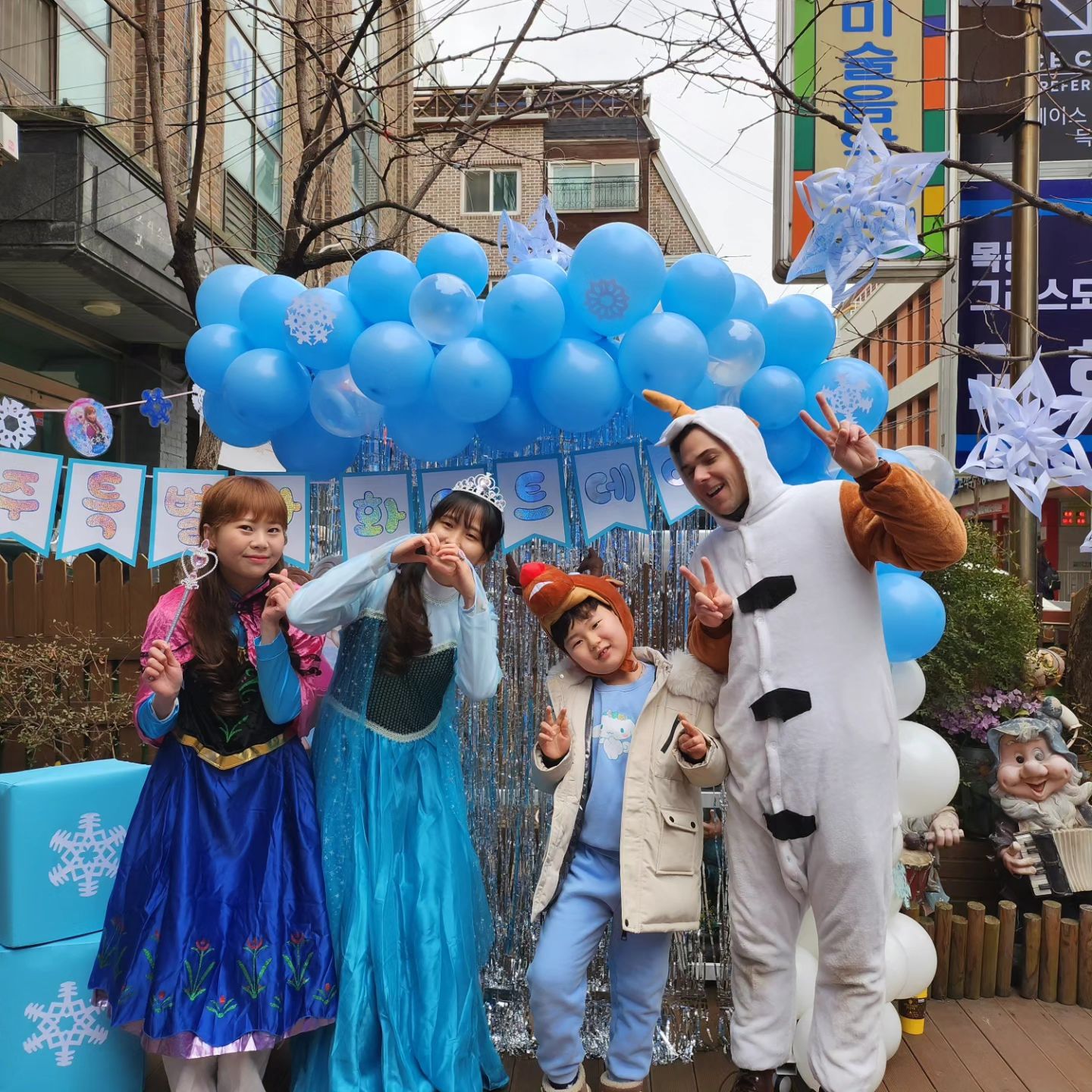 레잇고~ 
오늘 스페셜데이는 #겨울왕국
옷은 하늘색이나 흰색옷으로 입어야한다며 시나모롤옷 입고 모자는 #스벤 으로ㅋㅋㅋㅋㅋ

아침 행사를하고 진짜 바깥은 겨울왕국이 되어버렸다고 한다ㅋㅋㅋㅋㅋㅋㅋㅋ

우리 째째 벌써 졸업준비중인데 벌써부터 매일 울고오네......... T인줄 알았는데 울 아가 상당히 감성적이였네?