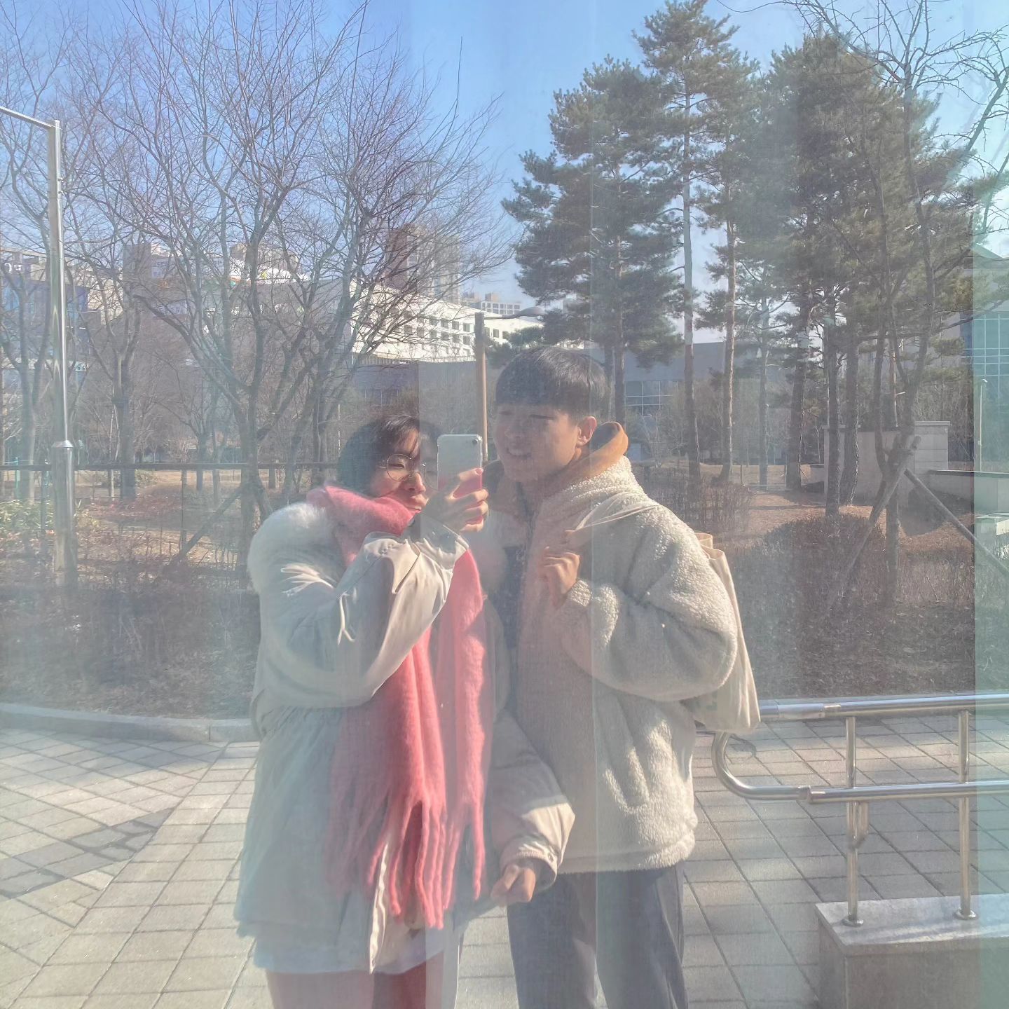 요즘 일상. 둘 다 취준(?)하느라 잘 못 만남. 하루에 연락 4번함. 아침에 일어나서, 점심 먹을 때, 저녁 먹을 때, 밤에 집에 갈 때..하핫..ㅎ 그래도 같이 점심 먹으러 가고 저녁 먹으러 가고 하루 한시간 정도 시간 내긴 합니당! 맨날 붙어있다가 또 살짝 떨어져 있으니까 오히려 사이 좋은 것 같은 느낌이네여 잠깐잠깐씩 만날 때 엄청 떠들고 헤어짐(우린 맨날 붙어있어도 엄청 떠들긴 해..)🥑

점심에 시간내서 공원 산책하면서 스시 먹으러 갔던 날🍣
대단하게 준비하고 가서 먹은 건 아니었고 잠깐 만나는 점심에 가볍게 갔는데 생각보다 스시 종류도 다양하고 넘 맛있었다. 이정민 참치초밥 맛있다고 3번 먹음. 내 원픽은 장어, 영수증 리뷰하고 우동도 이벤트로 받아서 먹공ㅎㅎ 여기서 신문물도 영접함. 우리가 먹은 접시를 기계가 알아서 세어준다...! 6번째 사진처럼 저 구멍에 접시를 넣으면 태블릿에 써있는 숫자가 하나씩 올라감 신기행...ㅎ

《우리동네스시신조 미사점》협찬
📌경기 하남시 미사강변대로226번길 54 2층
⏰️11:30-22:00 (15:00-17:00 브레이크타임)
☎️031-794-2277
🏷초밥 전메뉴 1,890원

#우리동네스시신조미사점 #미사초밥 #하남초밥 #하남회전초밥