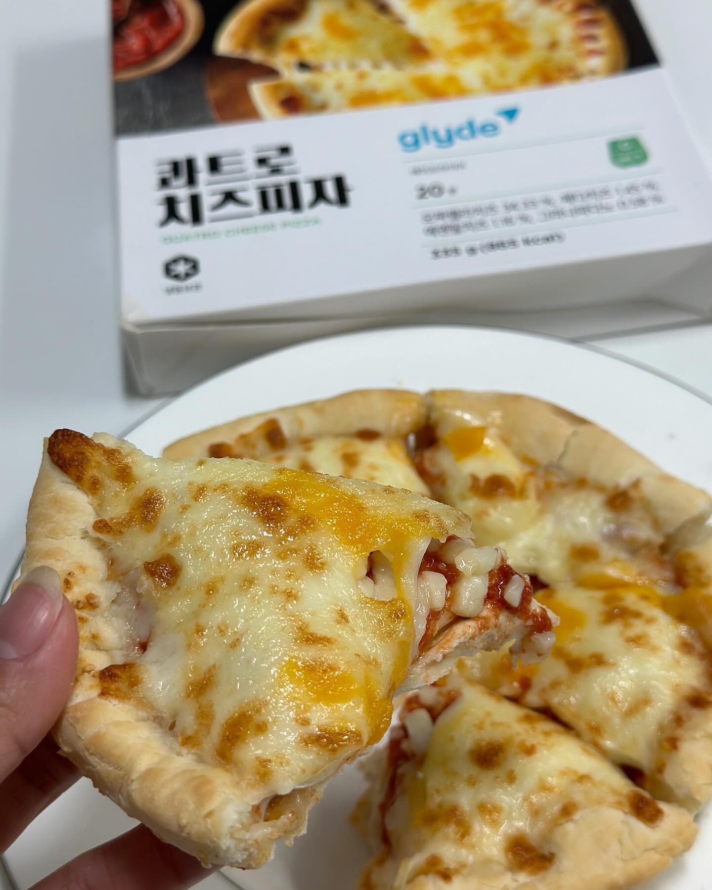 #협찬 / glyde.co.kr
내 취향이나 가치에 맞는 특별한 요리를 먹고 싶은 사람들을 위해, 어디서든 편하게 경험할 수 있도록 연결해주는 하림의 온라인 맛집 플랫폼, 글라이드의 콰트로치즈피자 먹어봤어요! 

에어프라이어에 쏘옥 들어가는 6인치 (15cm) 사이즈라 요즘같이 바쁠 때에 간편하게 조리할 수 있다는 게 큰 장점 중 하나이고 :)

냉동피자인데도 일반 피자처럼 치즈 폭포를 확인해볼 수 있는 비주얼에 깜짝 놀라고! 🍕

새콤달콤하니 토마토 본연의 맛도 그대로 느낄 수 있어서 느끼함도 잡고,  체다 치즈, 그라나 파다노, 에멘탈, 모찰렐라 치즈의 풍미가 그대로 느껴져 아이 간식이나 맥주 안주 등으로 딱일 것 같았어요 💛

집에서 간편하게 가성비 피자 먹고 싶다면 꼬옥 드셔보세요 !

#냉동피자 #글라이드 #글라이드피자 #콰트로치즈피자 #glyde #치즈피자추천 #피자추천 #치즈폭포피자