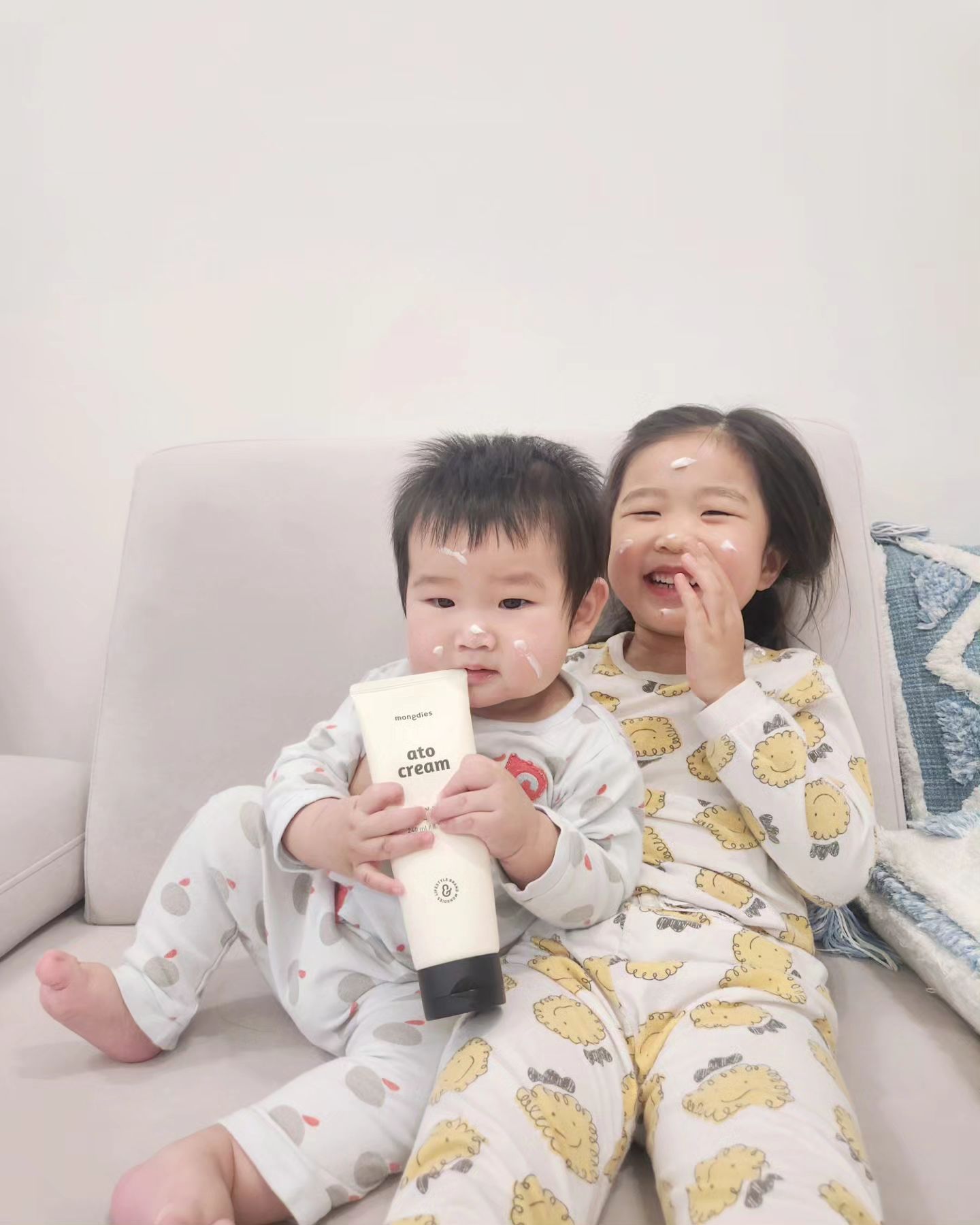 #협찬이지만찐후기

✔️ 블랙프라이데이 메가세일 전품목 1+1
세일 중인 몽디에스 (~12/7, 목)

단품 20%, 세트 최대 30% 할인, 무료배송
구매 금액별 본품 사은품 증정행사까지!
지금 쟁이기 딱 좋습니다, 이모들📢

건성피부인 옐공이 아가때부터 고르고 골라
안착하게 된 몽디에스 아토크림은
극건성,  아토피 끼가 보인다는 희재쓰까지
함께 사용하고 있는 중인데 왕 만족☺️

식물성 오일 보습 코팅으로
건성인 울 아가 피부에 보습장벽 만들어주고
유수분 밸런스 맞춰주는 pH5.5~6.5의
미산성 제품인 아토크림은 심지어 전성분도
EWG 그린등급이라 안심하고 사용중이라며:)

5년 연속 식물의약품 안전처장상 수상하고
4년 연속 화장품 브랜드 평판 1위라
더욱 믿고 사용할 수 있는 몽디에스, 믿쓰몽🩵
 
블프 메가세일에서 얼른 쟁이자구요🤗🤗

mongdies_official

#몽디에스 #mongdies #아기크림 #베이비크림 #신생아크림 #유아크림 #아토피크림 #보습크림 #아기화장품 #협찬이지만솔직한후기 #협찬이지만리얼후기