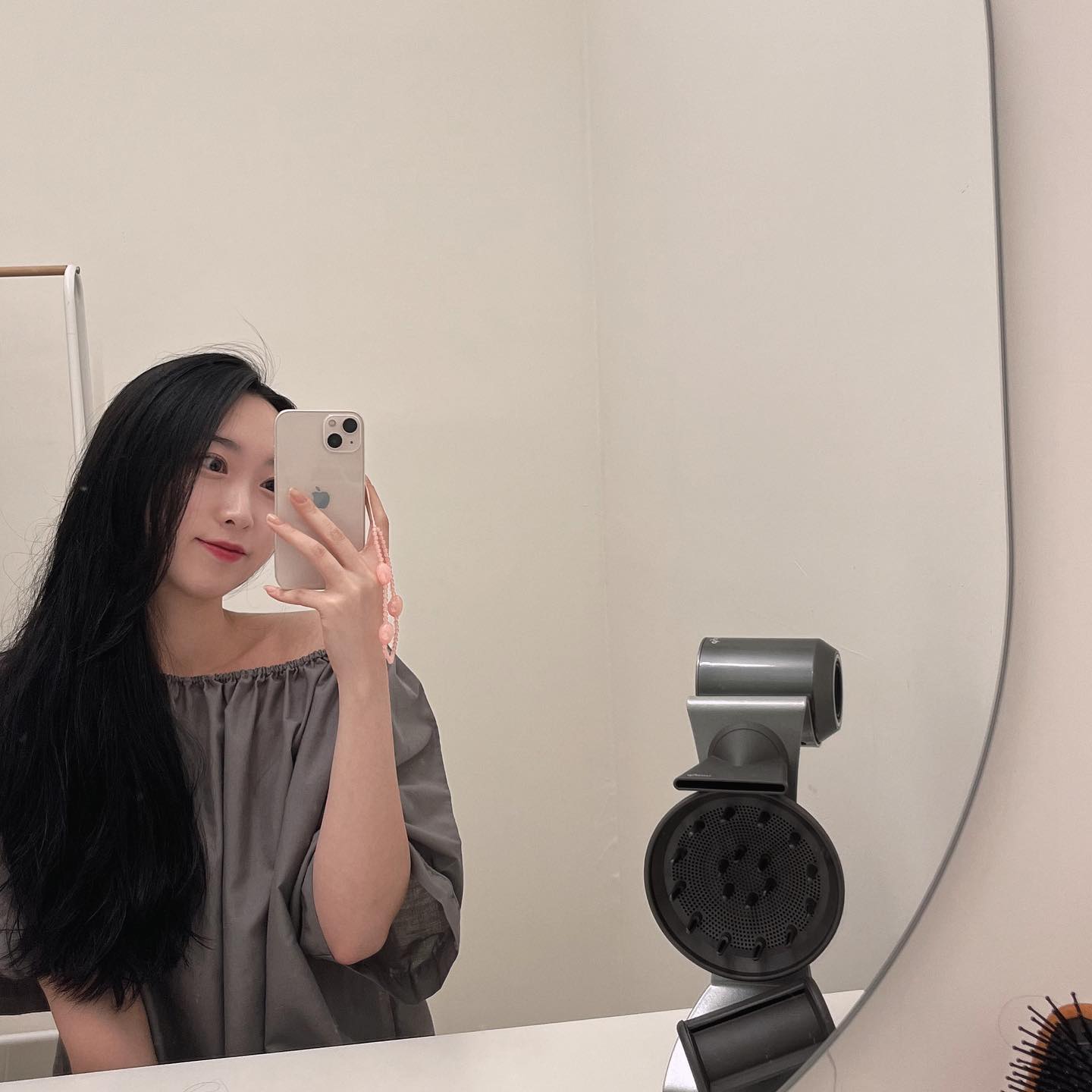 💆‍♀️🛁힐링하고싶으신분들.. 디얼미 헤드스파 강추입니다..☺️제가 평소에 어피(?)하느냐고 가르마도 맨날 똑같고..세게묶고 머리망도 하구.. 걱정이었는데 그러다 우연히 릴스에서 다른곳 헤드스파 영상을 봤었는데 찾아보니까 20만원이 넘길래 포기했었거든요..?(디얼미는 더 저렴) 근데 마침 디얼미에서 연락이 오셔서 좋은기회에,, 저렴한비용으로 받고 왔는데요!!! 시작하기전에 두피측정을 해주셔서 제 두피가 얼마나 똥인지 확인도 가능하구요..ㅋㅋㅋ 다행히 원래도 두피가 빨갛지는 않았는데, 헤드스파를 받고나니까 신기하게 두피온도가 더 내려가서 두피가 더 하얘지더라고요..!! 당연히 제가 그동안 잘 관리해주지 못했던 두피각질도 깨끗해지고.. 두피랑 승모근까지 마사지 해주시고!! 안마의자에 누워서 받는거라 피로도 완전 풀리고.. 힐링 그잡채 였습니다... 예약제라 프라이빗하게 가능한데, 같이 받을수도 있도록 2인실로 준비되어있어서 남친, 여친, 가족과 힐링이 가능하답니다!! 저는 받아보고 너무 좋아서 사실 회원권을 끊어버렸어요^^ 가족끼리는 같이도 사용가능해요ㅎㅎ 스킨케어권도 무료로 추가해주셨어용🫶 그리고 회원권을 끊은 저를 통해서! 여러분이 예약하시면 회당 8만원에 진행이 가능하다고 합니당!(정가 15만원) 혹 현생이 너무 피곤하고 힐링이 필요하신분 한번 꼭꼭 방문해보세용..!!!!! (영상은 다른분이 받으시는걸로 제공받아 올립니다)
