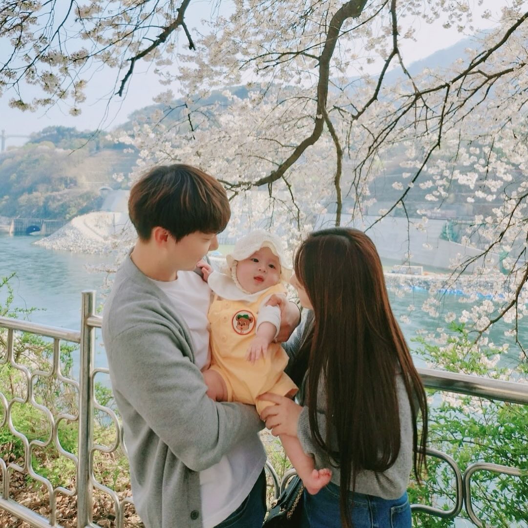 벚꽃보러 다녀온지가 언젠데 이제아 올리기
지율아 엄마아빠랑 행복한 추억 많이 만들자 ꯁ
오늘로 우리지율이 200일 돌파 !!