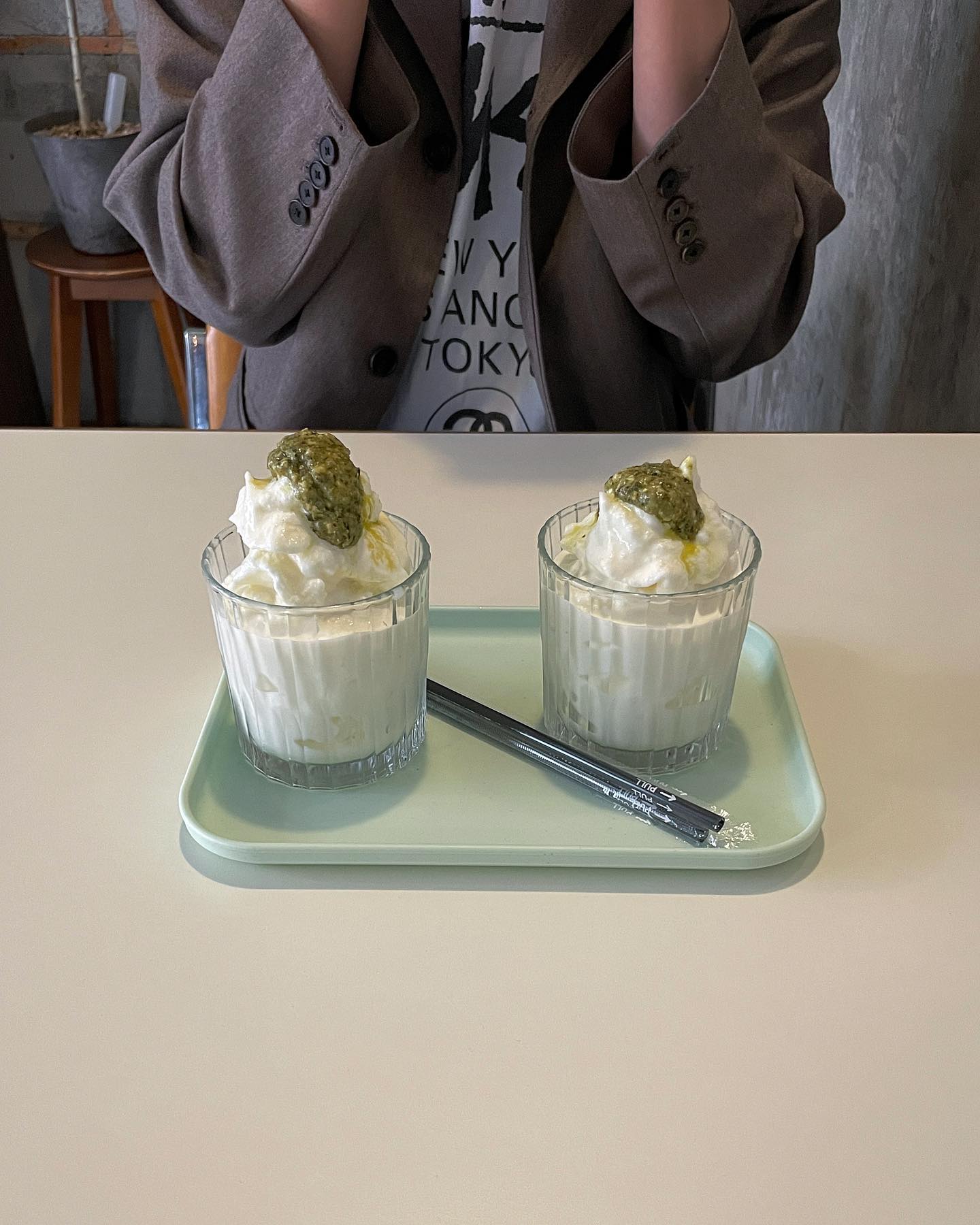 #231018 

00 참 이상도 하지

01 근 10년이 넘게 홀로 챙겨왔던 기념일을, 올해는 까맣게 잊고 넘어갔지 뭡니까

02 참 이상해요, 도돌이표처럼 그날을 왔다 갔다 하면서 마음이 어디 한데 메여있지 못하고 둥실둥실 떠다녔는데 말이지요

03 하루하루가 다 뒤섞여 흐릿한 나날들이 계속되고 

04 아무것도 느끼지 못하는 망가진 인간이 되어버린 기분으로 살아왔단 말입니다

05 삶이 다 무너져 내려서 할 수 있는 게 웃는 것밖에 없을 때 기분이 어떤지 아세요

06 찌그러진 작은 심장에 향을 꼽아 태우고 누웠어요

07 손 잡고 들판을 달리던 우리의 꿈을 오늘 다시 꿀 수 있지 않을까요

08 음, 그러니까 내 말은요

09 사랑. 한다고요 모두

10 그냥 이 말이 하고 싶었어요