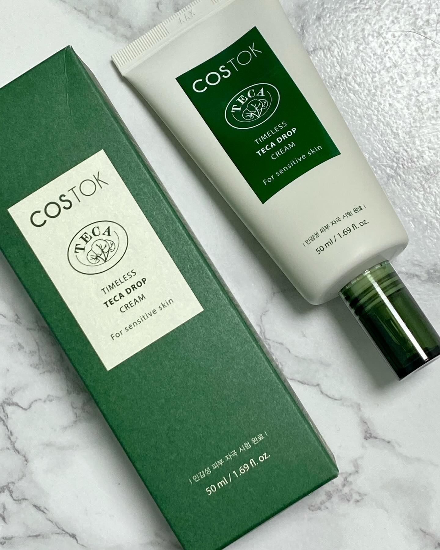 #업체로부터제공받은 제품입니다 
#광고 costok_official

- Brand : 코스톡(costok)
- Item : 타임리스 데카드롭크림(50ml)

평소 피부가 예민한데 거칠고 건조해진 피부때문에 진정과 수분충족 동시에 가능한 제품
✔코스톡(costok)타임리스 데카드롭크림✔ 을 사용해봤습니다.

너무 끈적이거나 가벼운제형은 선호하지 않는데 코스톡 제품은 일단 흡수력이 빠르고 끈적이지 않는 촉촉한 크림타입으로 탄탄한 마무리감이 가장 맘에 들더라구요.

◼ 민감 피부에 탄탄함 보습+진정까지 완벽
◼ pH 5.5 약산성 저자극 포뮬러로 피부 유수분밸런스 유지가능
◼ 민감성 피부테스트 완료한 제품으로 안심하고 사용가능

피부진정과 수분충족을 동시에 잡고 싶은 분들께 추천!!

#코스톡#보습크림#수분크림#수분크림추천#크림추천#진정크림#보습크림추천#피부진정크림#시카크림#시카크림추천#협찬#광고#좋아요#코덕맞팔#코덕소통#화장품스타그램#뷰그램#뷰티스타그램#beauty#뷰티템#일상#소통