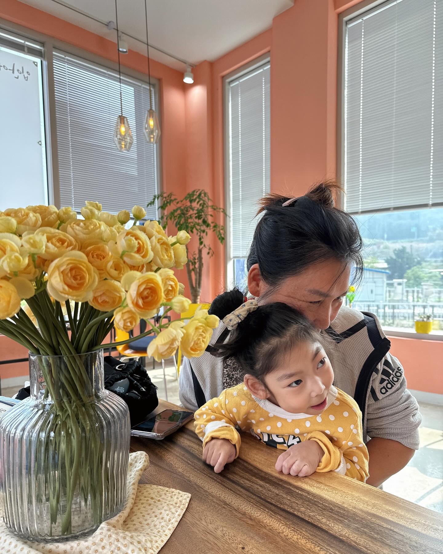 초1언니들의 T없는 일상😊💛
안그래도 못찍는 사진,,,
방해하기 바쁜 함미와 손녀둘🙃