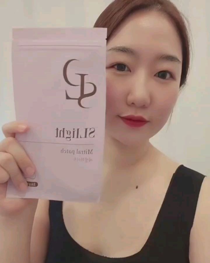 오랜만에 올리는 피드!

승모근 부자들을 위한 국내 최초,
국내 유일 승모패치의 8개국 특허 기술 인증 받은 승모패치 에셀라이트를 써봤는데요.

피부가 워낙 예민해서 파스를 붙이면 빨갛게 부풀어 오르는 피부타입 인데도
불구하고 에셀라이트는 떼어내도 피부에 전혀 자극 없이 사용 가능👍

붙이고 있으면 시원한 쿨링으로 승모근이 이완되서 어깨가 가벼워지는 효과 까지 강낭콩 모양이라 목 주위에 붙이기도 편리 그 자체에 라벤더 향이라 숙면에 도움을 주더라구요

어깨를 주무르자니 힘들고 매일 마사지를 받을수도 없는 우리들을 위한 잇템 꼭 사용해보세요!

🔻 제품 구매 및 문의 sllight_official 

#협찬 #에셀라이트
#직각어깨 #승모근관리 #직장인필수템
#승모근부자 #자석패치 #승모근없애는법
#승모근보톡스 #일자쇄골
#승모근마사지 #운동하는여자