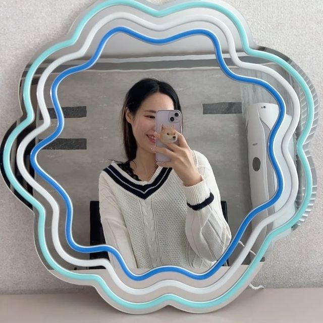 성경이의 하루🌻 on Instagram: "#광고 나만의 셀카 스팟📸 집에서 분위기 있게 노는 거 좋아하는 나한테는 완전 최고🫶🏻 ☑️거울조명 뒤쪽으로 후크가 달려있어 걸어 놓고 #홈테리어 느낌