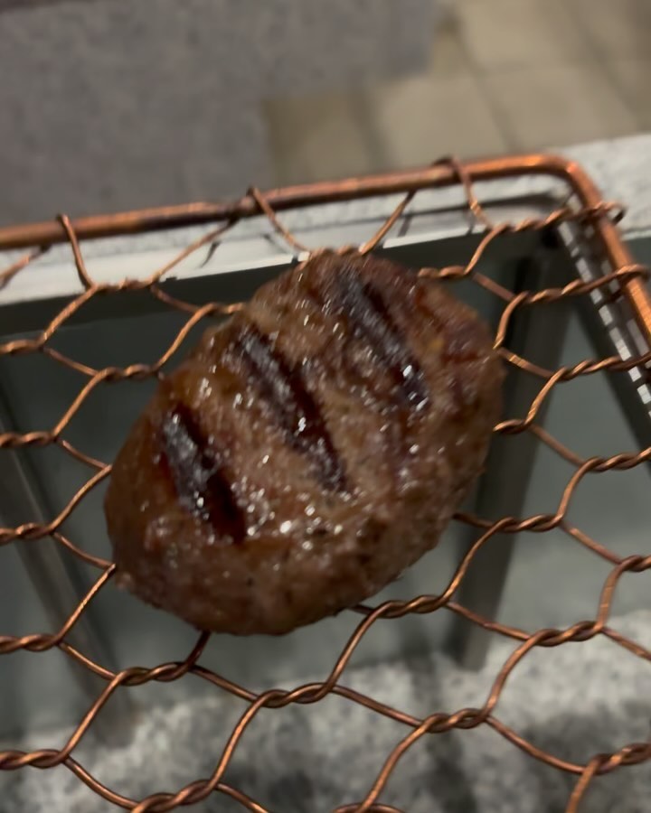 인스타보다가 탄단지 완벽 깔끔하다 생각해서 갔는데 진짜 반하고옴... 함박3덩이 작아보였는데 배터지는줄👀
소스도 다양하고 밥도 미역국도 무한리필-!
고기가진짜 젓가락으로 잡으면 부서질정도로 살살녹음👅
반숙이랑 삭 밥비벼먹는거 진짜 비케이st.👏🏾👏🏾👏🏾👏🏾👏🏾
협찬아니고 진짜 내돈내산후기‼️

ps. 함박에 까르띠에반지 이벤트 뭐냐구..🤍
nam.hyeongju_ ㅋㅋㅋㅋㅋㅋㅋ
#비케이맛집 #비케이핫플 #이츠모둔산갤러리아점