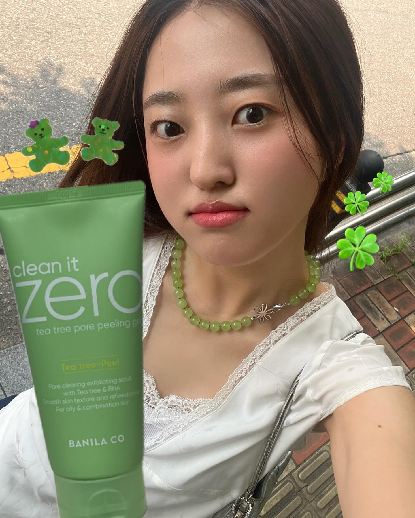 🍀 banilaco_official 🍀
점점 더워지는 계절, 모공 속까지 확실하게 케어 해줄 수 있는 올 여름 추천템!티트리 포필링 젤을 소개합니당~🍀
신선하게 재배한 티트리를 곱게곱게 갈아서 만든거라 미세 티트리 스크럽으로 피부 자극 없이 시원하고 매끈하게 스크럽 된답니다✨
모공 속 과잉 피지까지 녹이는 지용성 BHA를 담아서, 오돌토톨 올라온피지 부터 하얗게 뜬 턱 밑 피지까지 한번에 잡아준답니다…!
민감하고 여드름 피부에도 자극 없이 안심하고 사용할 수 있다니 이제 누구든 각질 걱정은 없겠다 싶은 제품!
올리브영에서는 지금 120ml본품 50ml 추가 증정을 진행하고 있다고하니 가까운 올리브영에서 만나보세요~🎶

#AD #제품제공 #바닐라코 #클린잇제로 #티트리포어필링젤