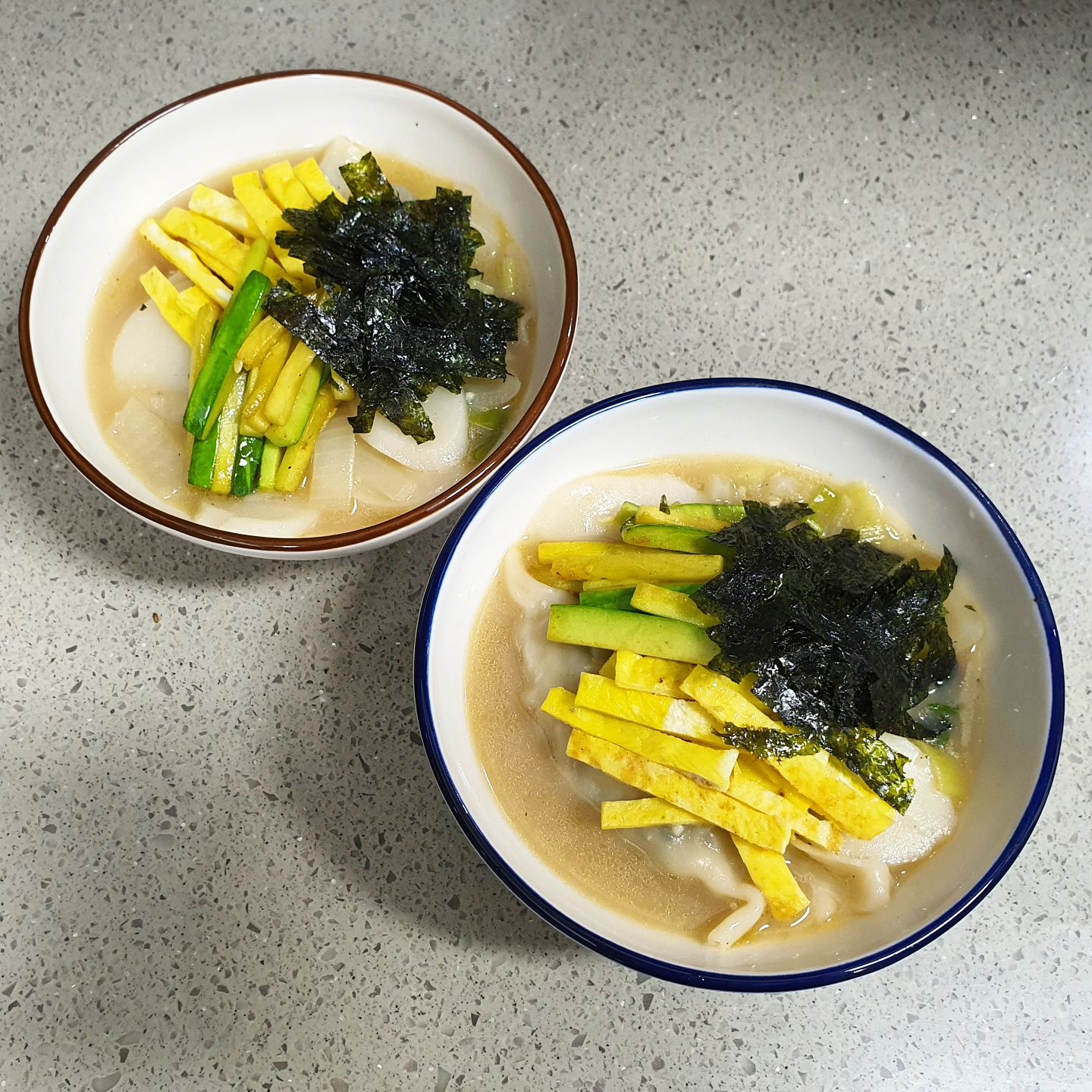 겨울 냄새가 가득한 날에 뜨끈한 떡만두국😋
든든히 먹고 티비보다 급 땡겨 먹는 하이볼과 오빠네 시골 사과란❣️
새콤달콤 하루의 완벽한 마무리인듯😁💗
.
.
.
.
#일상 #요리스타그램 #요리하는여자 #요린이 #오늘의요리 #집밥 #먹방 #먹부림 #떡만두국 #휴일 #끝 #daily #dailymood #cooking #foodie #foodporn #koreafood #yummy