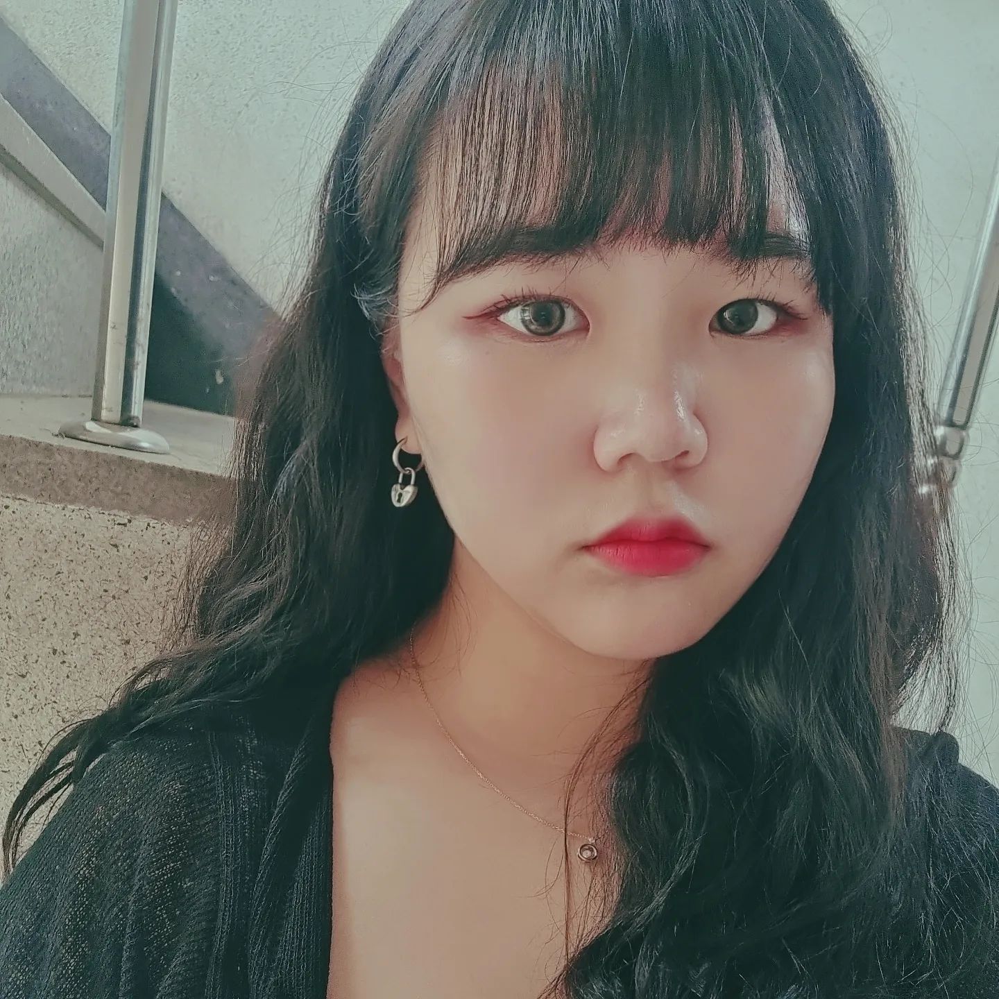 #협찬
⠀
⠀
#얼빡샷 피드 한 줄 완성🤣

오늘 착용한 제품은 #루네메르 #볼룬타드써지컬링 입니다🩶
#볼룬타드 는 스페인어로 #자유롭게 라는 뜻이래요 :D
이름처럼, 마음대로 펜던트를 바꾸어 착용할 수 있는 귀걸이랍니다✨️✨️

베이스가 #써지컬링 이다 보니 빈티지하고 시크한 디자인이 많지만
마지막 사진처럼 💕러블리한 펜던트들도 있더라구요
그리고 펜던트는 앞으로도 쭈욱 추가될 예정이니 만관부🙌🏻❗️

⠀
📌 루네메르 1unemer_official

☑ 루네🌙 + 메르🌊

☑ #아이디어스 와 네이버 #스마트스토어 에서 만날 수 있음

☑ 귀걸이, 귀찌, 피어싱 등 다양한 침으로 변경 가능
⠀