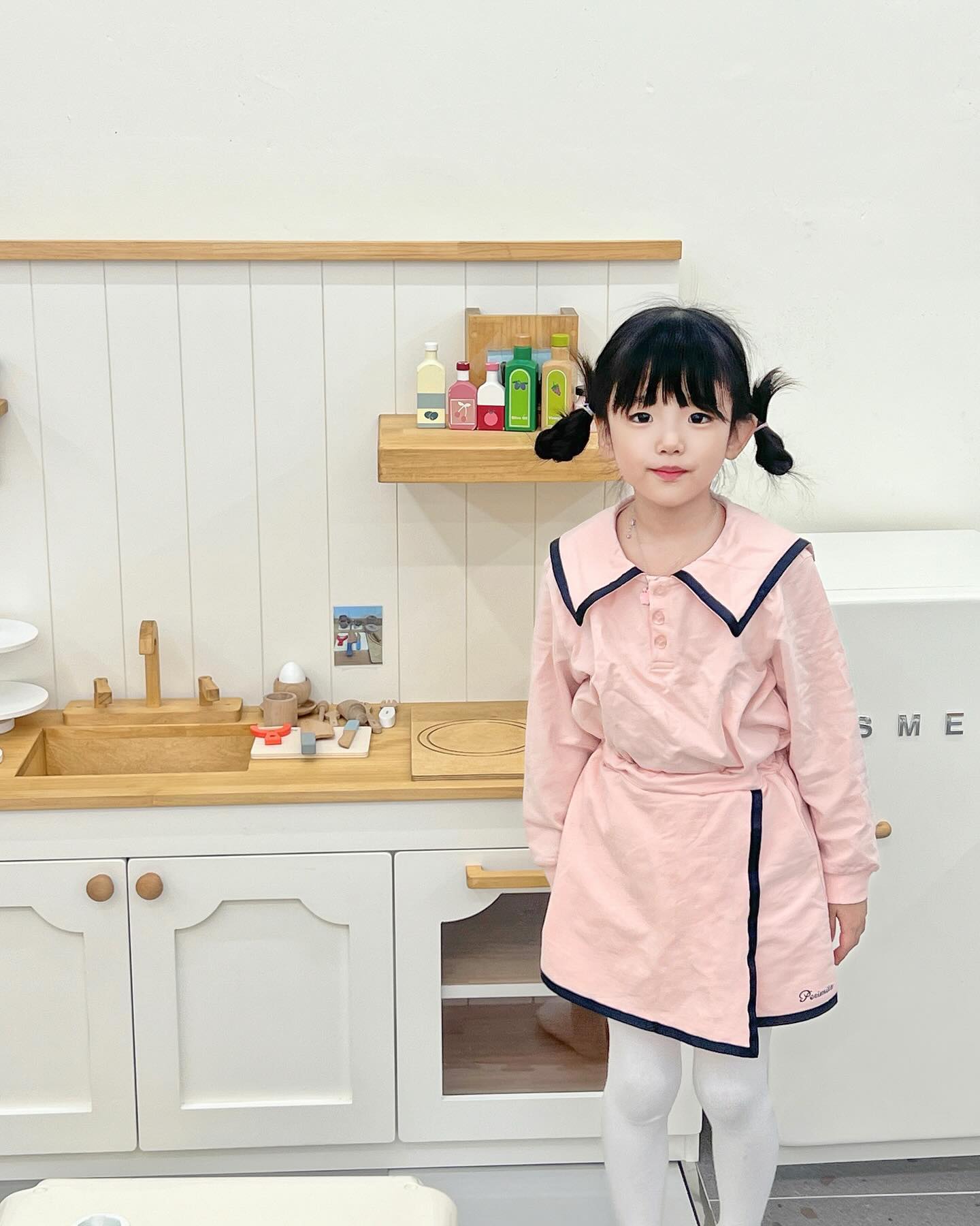 고등학교때부터 친한 친구들모임!
언제 다들 애기엄마들이되어 이제는 키즈룸에서 모이기🤭
크고는 첫만남이였는데 다행히 아이들끼리 금방친해져서 잘놀았다
서현이가 그려준 이모들 그림선물까지 너무즐거웠다 
다음번엔 키즈펜션에도전해보자!🤍

#육아일상