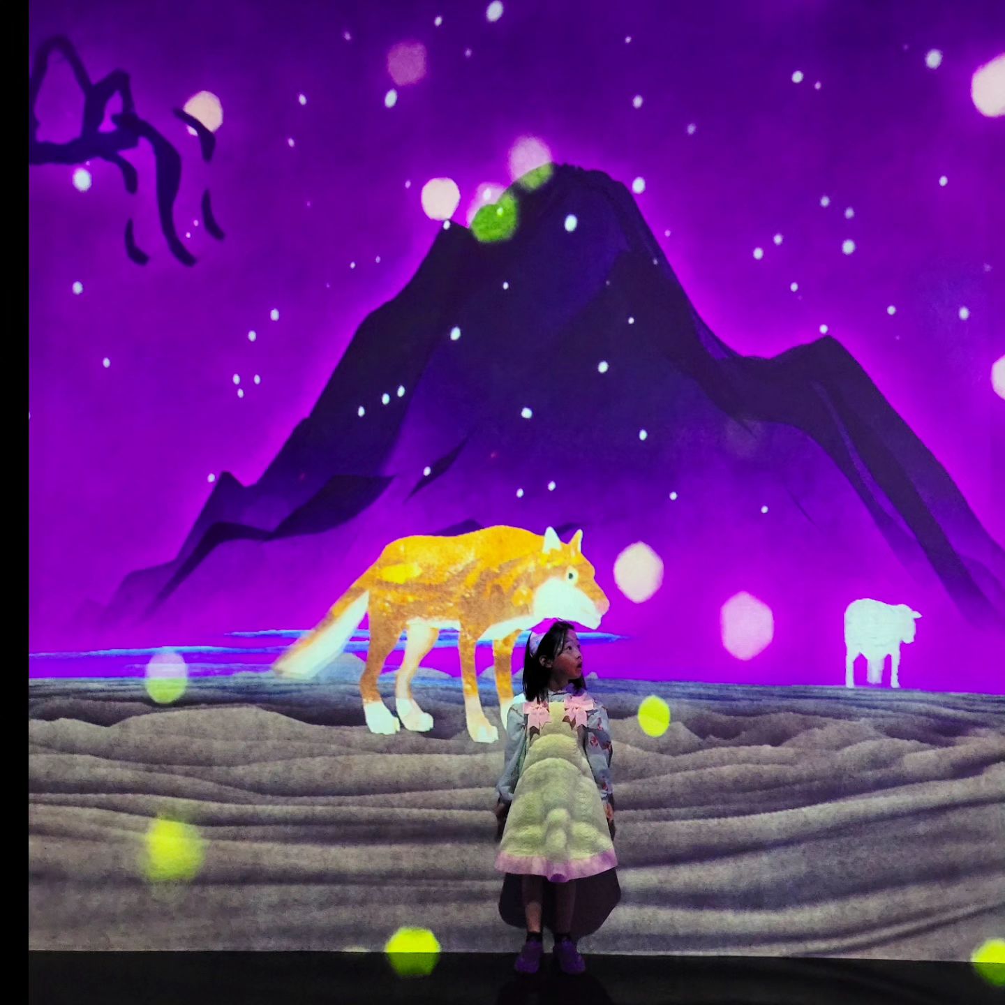 #광고
teamLab Future Park DFS OKINAWA

T갤러리아 by DFS 오키나와에서
오늘부터 상설로 즐길 수 있는 팀랩퓨처파크✨️

관람객이 직접 만드는 공간을 자연물과 함께 표현했어요.
2D가 3D가 되고, 내가 움직이면서 공간이 연출됩니다.

여러가지 존에서 배움과 함께 공존의 즐거움을
느낄 수 있는 곳이라 어른아이 모두 재밌게 보낼 수 있어요.

나하공항에서 모노레일타고 오모로마치역까지 약20분 소요.
T갤러리아는 오모로마치역과 연결되어 있어서
입출국 전후로 들리기에도 좋지만~~
세시간 이상 충분히 논다는 거 참고하셔요😆ㅎㅎ
로라는 안나온다는거 억지로 끌고 나왔어유ㅜㅜㅜㅋㅋㅋ

바닥 굴곡이 있으면서 활동을 많이 하는 공간이라
앞이 제대로 막힌 신발로 입장 할 수 있답니다.
(쪼리, 샌들 불가/ 카운터에서 양말+슈즈 대여가능 500¥)

온가족 아이와함께 즐길 수 있는 팀랩퓨처파크 관람후
T갤러리아에서 착한 금액의 면세쇼핑도 즐길 수 있는 코스👍

전시장 입구는 스왈롭스키 매장 찾아가심 빨라요 :)♡

#오키나와아이와 #okinawa #teamLab
#teamlabokinawa #teamLabFuturePark
#okinawanaha #teamlabfutureparkokinawa
#T갤러리아 #T갤러리아오키나와