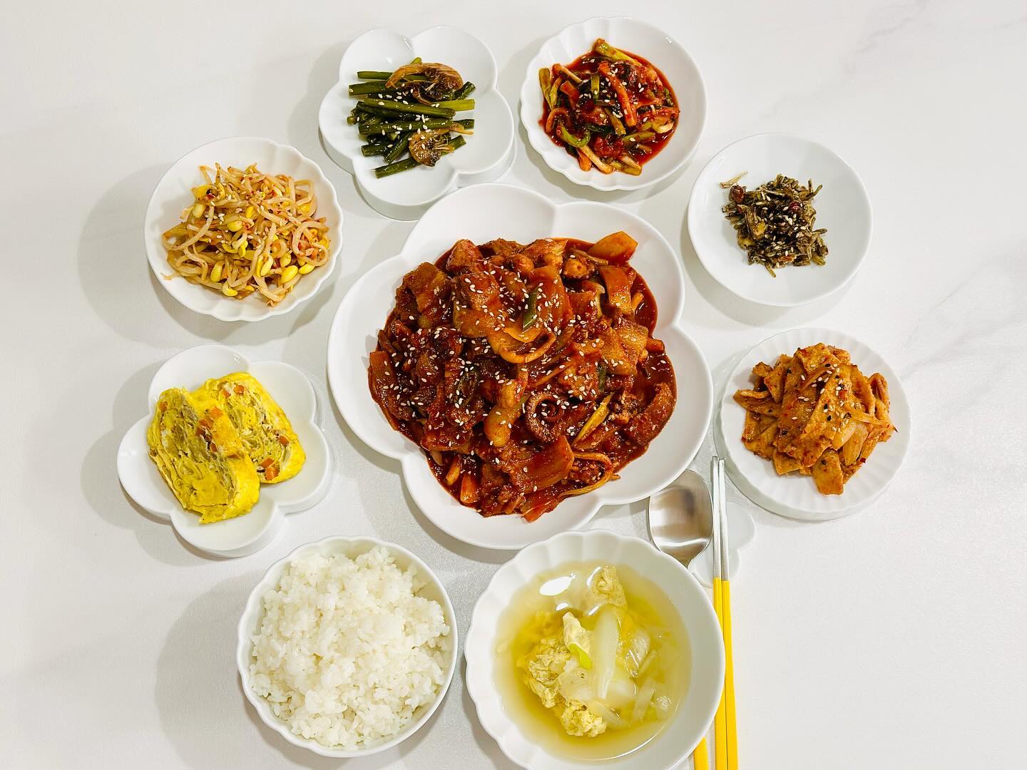 ఇ

흰쌀밥 달걀국
문어오징어삼겹살볶음 달걀말이
콩나물무침 마늘쫑볶음 파김치
멸치볶음 매운어묵볶음 

⠀

⠀