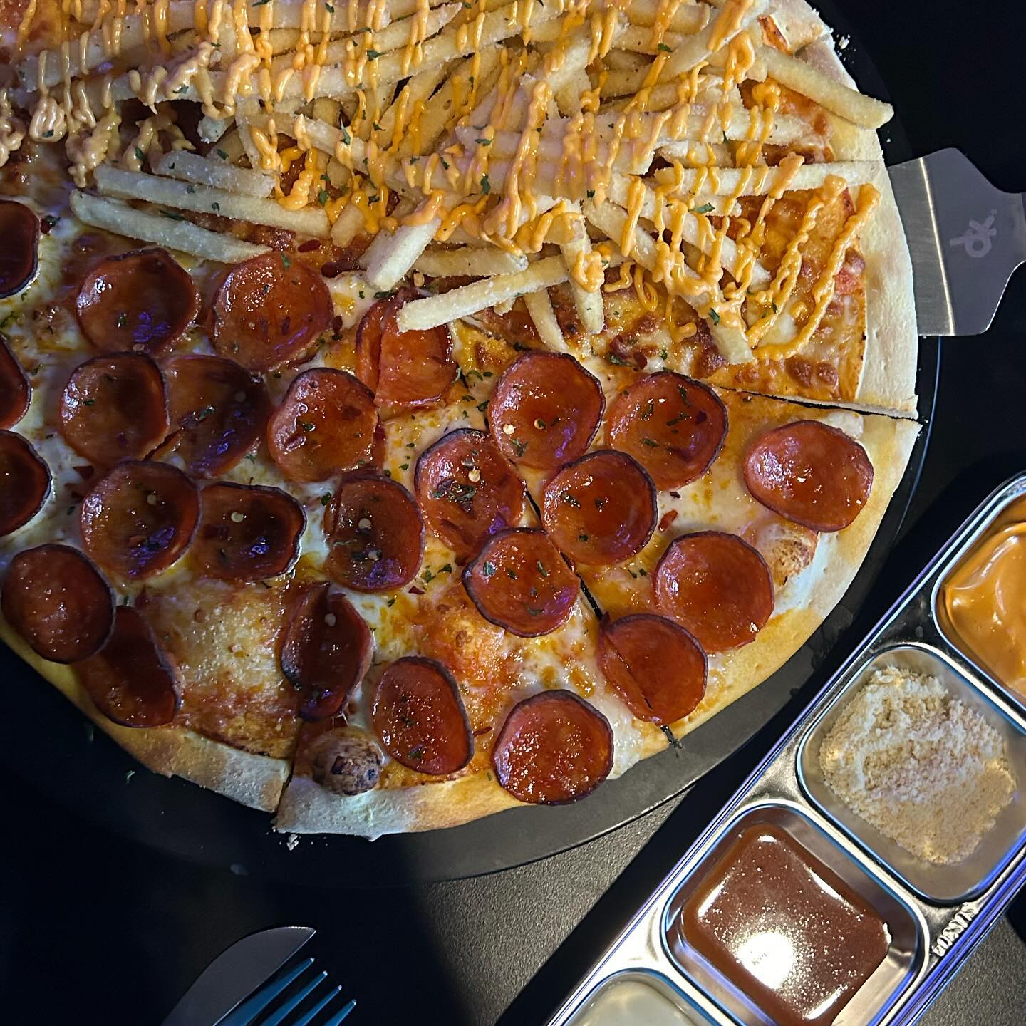 얇은 도우의 씬 피자 전문점 이자 분위기 좋은 펍 래소 안양점🍕🍻

🍕안양일번가 이색데이트 분위기 만점 맛집🫶🏻
🍕피자 맛집이기도 하지만 맥주🍺와 커피에도 진심인 매장☕️
🍕미국식 씬 피자 전문점! 
🍕사장님이 직접 만드시는 수제도우로 크기는 13인치 라지 사이즈
🍕모든 피자에 아낌없이 올라가는 치즈와 토핑
🍕모던하고 심플한 블랙 인테리어로 최대 70명까지 수용 가능한 내부
🍕프라이빗 공간 구성
🍕가성비 좋은 메뉴에 다양한 종류의 음료와 사이드 
🍕피자 포장예약이나 배달 가능
☕️고품질의 세가지 원두를 매입해 직접 홈블랜딩하고 로스팅한 원두 사용
☕️논커피메뉴 와 시그니처메뉴인 단짠 단짠 래소소금라떼 주문 필수!!
🍹직접 만들어주시는 다양한 종류의 칵테일
🍺피자엔 뭐니뭐니해도 피맥🫶🏻

📍위치 : 경기 안양시 만안구 안양로304번길 34 1층 (안양역 1번 출구에서 191m)
🕖영업시간 : 평일 16시~23시 / 주말 11시~24시
☎️매장번호 : 0507-1399-5954

이 글은 본 업체에서 제품 또는 서비스를 제공받아 작성된 글입니다.

#협찬 #광고 #안양맛집 #안양역맛집 #안양일번가 #안양일번가맛집 #안양역 #안양피자 #피자맛집 #안양일번가펍 #안양펍 #안양맥주 #안양칵테일 #안양카페 #안양역펍 #안양카페 #수제피자 #피자 #칵테일 #맥주 #펍 #안양펍추천 #안양피자펍