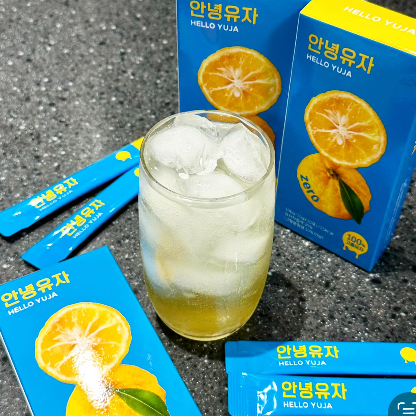 #협찬 #안녕유자

100% 고흥 유자로 만든✨
새콤달콤한 유자청이
한포에 쏘옥〰️〰️

HELLO YUJA 안녕유자🍊🍊🍊

고흥 유자로 만들어
풍미와 과즙의 향이 풍부하고👍🏻

비타민A와C, 다채로운 유기산등
영양성분 파괴 없이‼️

원물 그대로 착즙해서 진하고 맛나요❤️

액상형이라 찬물에도 잘녹아서
탄산수에 넣어 유자 에이드로 먹어도 좋고〰️

유자차는 당연 맛나겠고〰️

하이볼에 넣어도 너무 맛있겠죠😍😍😍

무설탕‼️당류ZERO‼️0칼로리‼️

당땡길때〰️
음료 땡길때〰️
마음놓고 꿀꺽꿀꺽 마셔요👍🏻👍🏻👍🏻
.
.
hello.yuja 👀
✔️당신의 건강에 안녕을 기원한다는 의미의 안녕유자🍊
.
.
#유자차#유자청#유자에이드#유자드레싱#유자스무디#유자소스#유자하이볼#유자즙#고흥유자#제로칼로리#제로칼로리스틱#스틱#스틱유자#유자스틱#저당#저칼로리#신제품