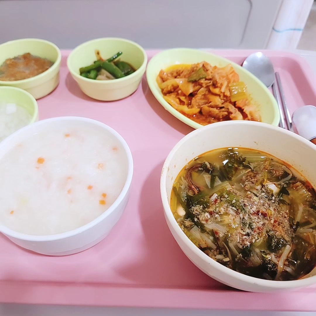 잠이 안 온다... 두시간쯤 자고 깨 계속 다시 못자는 중.
4인실에 열두살 어린이와 70대 노인 둘과 내가 
모든 병상을 채우고 있다
밤의 병원은 고요한데 소란하다 
잘 못 움직이니 소화가 안되어서 죽먹는 중인데 밥만 죽으로 바뀌고 나머진 다 그대로,, 추어탕에 생선뼈가 크게 남아있어 혼났다. 당뇨식 먹는 할머니는 젤리를 너무 즐겁게 드시곤 결국 간호사에게 혼났다ㅎ 나는 새콤달콤한 게 너무 좋아,, 하시는데 문득 그렇게 위험을 감수할만큼, 눈을 반짝일만큼  좋은 게 있다니 부럽단 생각이 들었다 
어린이가 붙임성이 좋아 자기 간식을 자꾸 드실래요? 하면서 나눠 주는데 밝으면서도 예의가 발라 거절하면 안될것 같아 나도 말랑카우를 몇년만에 먹어봤다. 말랑하고 폭신했다. 나도 말랑하고 폭신한걸 좋아하는데 막 그렇게 즐거워지지는 않더라
우리남편은 이제 입원짐 정도는 뚝딱 싸지만 하나씩 빠트리는 게 있다.. 그리고 그건 대개 꼭 필요한것..ㅎㅎ 약 먹을 물 받게 종이컵 하나 빌려볼랬는데 아이가 작은 페트병의 생수 하나를 주며 자기는 물을 안마신다며 뚜껑도 따주었다. 또도독 소리가 경쾌했다. 고맙다고 받아들며 그래도 음료수말고 물을 마셔야지? 했더니 순순히 한통을 더 꺼내서 자기도 한모금 마셔보였다.  볼수록 요즘 흔치 않은 아이... 
어제 엘리베이터에서 살짝 부딪히니 놀라며 반사적으로 죄송해요! 하던게 인상적이었는데 같은 병실에서 만나니 살갑기까지 하다 
너는 어쩜 그렇게 씩씩해? 하고 물었더니 집 가고 싶어요~~ 하면서 웃더라
새학기라 걱정되겠다, 했더니 이틀 본 선생님 얼굴이 인상적이라 기억난다며 또 웃었다ㅎㅎ  이번달 말에야 나갈 수 있다던데 친구들끼리 벌써 다 친해지면 외로워서 어쩌나 싶다가 이 아이라면 괜찮겠다 싶기도 했다.. 사실 걱정은 내가 하는 중.. 1년 쉬고 다시 일하는데 개강하자마자 휴강😮‍💨
나도 씩씩해야지...!

#병원밥 #맛없다 #병원에서 #기록 #쾌차기원
근데 난 #휴강 되면 #신났었지 #나만그래 ? #야너두 
이제 다만 #눈치보임 아무도 뭐라안해도 #그냥그래