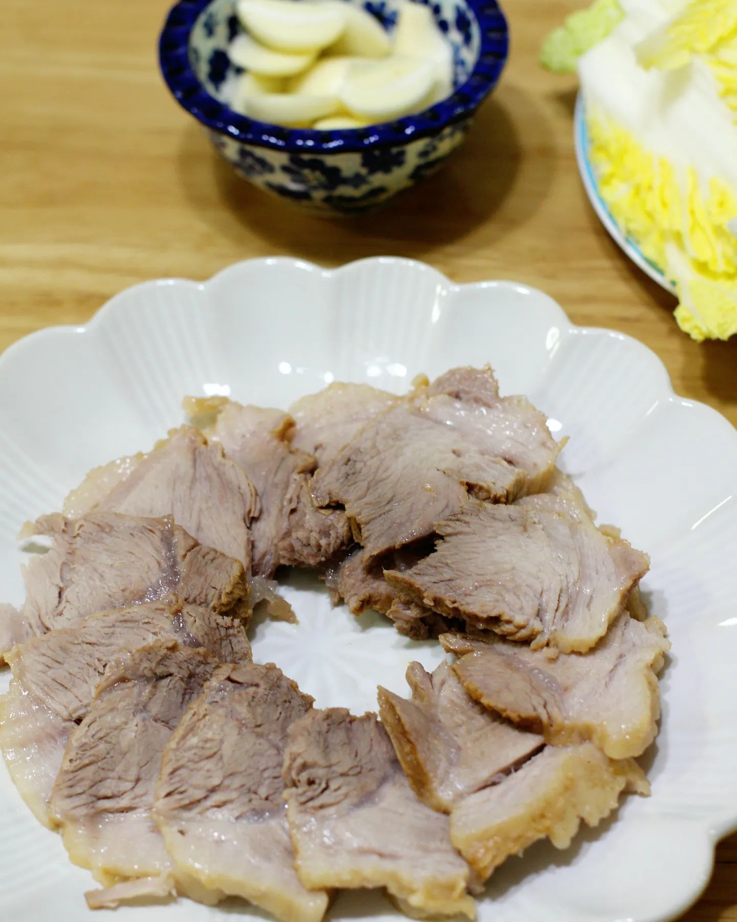 #일상스타그램 

겨울엔 역시 보쌈이지요!
온가족이 함께 식사하는 주말메뉴!

아침부터 지지고볶고는 힘들고
재료 몽땅넣어 끓기이만하면되는 보쌈 만들었어요.

앞다리살이라 담백 그잡채!
제철이라 더 달큰한 알배기배추에
잘익은 고기한점 알싸한 마늘 한조각!

맛있게 뇸뇸 잘 먹었습니다😀

#주말메뉴 #오늘뭐먹지 #앞다리살수육 #보쌈
#수유삶는법 #맛있다그램 #온더테이블 #onthetable