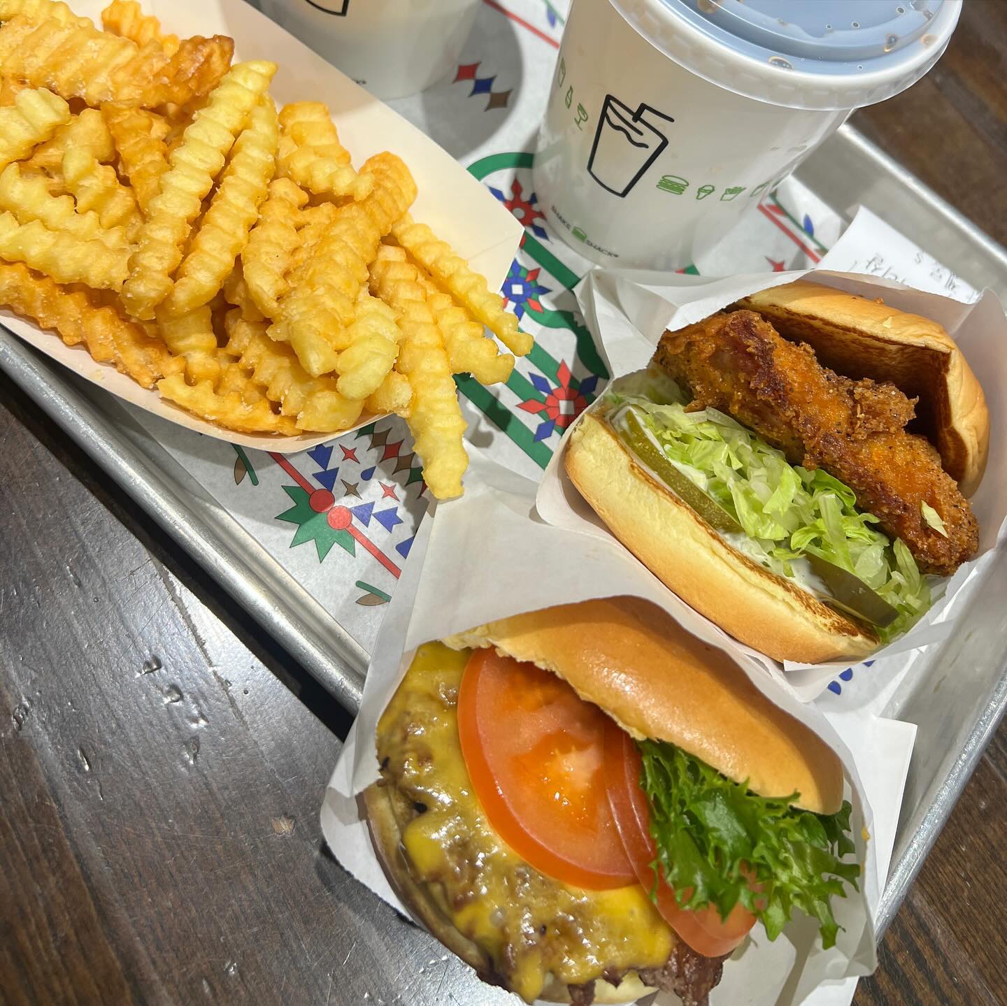 📍쉑쉑버거
예전에 핫했던 쉑쉑버거,
요새도 여전히 사람은 많은데,
오랜만에 먹으니 맛있었어요 ღ’ᴗ’ღ 
다이어트 중인데 내일부터 다시 열심히😌