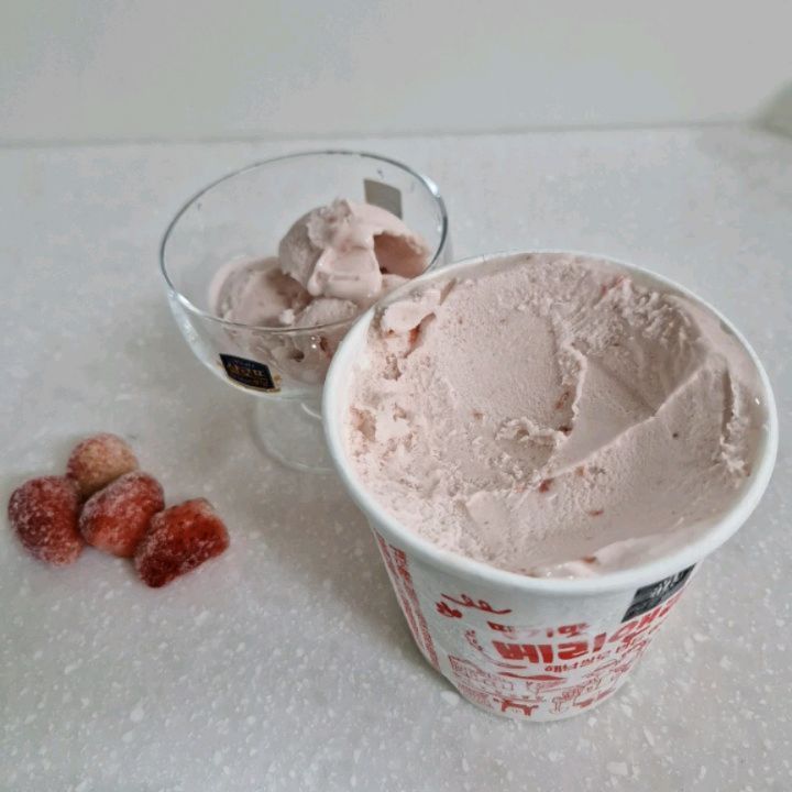 #협찬  속편하고 맛있게 즐길 수 있는 디저트간식 
윤라이스 아이스크림 

아이스크림 정말 좋아하는게 칼로리 때문에 먹을 때마다 망설여지잖아요.
윤라이스  딸기아이스크림은 저칼로리 저지방이라서 좋아요.

우유없이 락토프리라서 먹고 나서도 속이 편해요. 
직접 농사지은 해날쌀로 만든 아이스크림이라니 신기해요..

기후변화 적응 벼품종 만들기 1% 적립상품으로
상품대금의 1%는 기후변화 적응 벼 품종개발비로 사용된다고 하니 착한 아이스크림이죠.
 
양이 474ml이나 되어서 여러 번 즐길 수 있는 쌀아이스크림 디저트간식이에요.

#아이스크림 #쌀아이스크림 #딸기아이스크림 #락토프리 #디저트 #윤라이스 #저칼로리간식