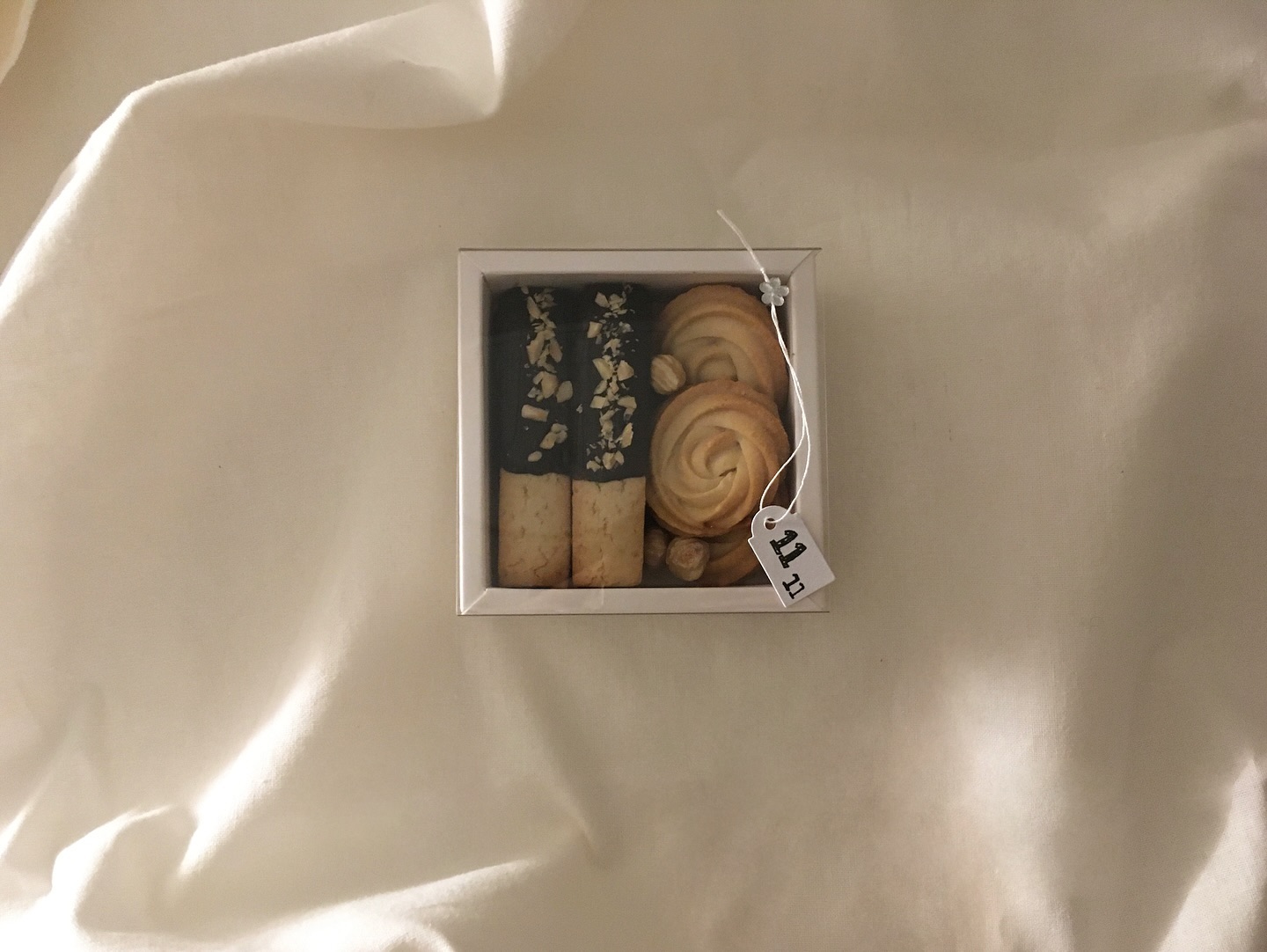 빼데이 막차 타보겠습니다 🚙=3 

vg/gf 빼빼로 .. ♥ 

쌀가루와 아몬드, 그리고 비건 버터로 만들어낸 쿠키지로 만들어 본 
버터링과, 빼빼로

버터 없이도 버터링의 식감을 내고 싶어서 일주일을 레시피 붙들고
계속 수정했던 소중한 쿠키들 

11월 마음 전하기 좋은 기념일을 보내며 이제 크리스마스를 맞이할 준비를 해볼까요 🎄🤍