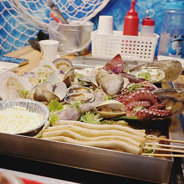맛있는것만 먹는 the.포토 on Instagram: "#협찬 #양주맛집 #옥정맛집 #옥정동맛집 #옥정신도시맛집 #양주옥정동맛집 #옥정동조개구이 #옥정동조개찜 #조개구이 #조개찜 #바다수퍼해물천하조개구이 #바다수퍼해물천하조개구이옥정점

푸짐한양에 홀딱 반해버린
바다수퍼 해물 조개찜☺️

갓잡아~ 조리된 아이들이라서
그런지 신선함이 절로 느껴져요

조개류와 전복
가리비, 키조개,  문어, 새우
통오징어 등등 24가지 재료가♡

문어는 야들야들~
통오징어의 쫄깃함
그밖에 사이드로 있던
감자만듀에 오뎅

중간에 조개를먹고있음~
샤브용 고기도 가져다주세요

사리는 역시 칼국수죵😍

그밖에 라면사리,우동,수제비,죽도
있으니 취향껏 드세요♡
사리는 필수죠🤣

다먹어갈때츰~ 
테이블 만석 
평일인데도 이리많다니

쌀쌀해짐 요즘~ 
해물조개찜에
소쥬에 캬~~😍

↘️ 바다수퍼해물천하조개구이
경기 양주시 옥정동로5마길9 (1층)

평일 15:00 ~ 00:00 
주말 13:00 ~ 00:00 <연중무휴>"