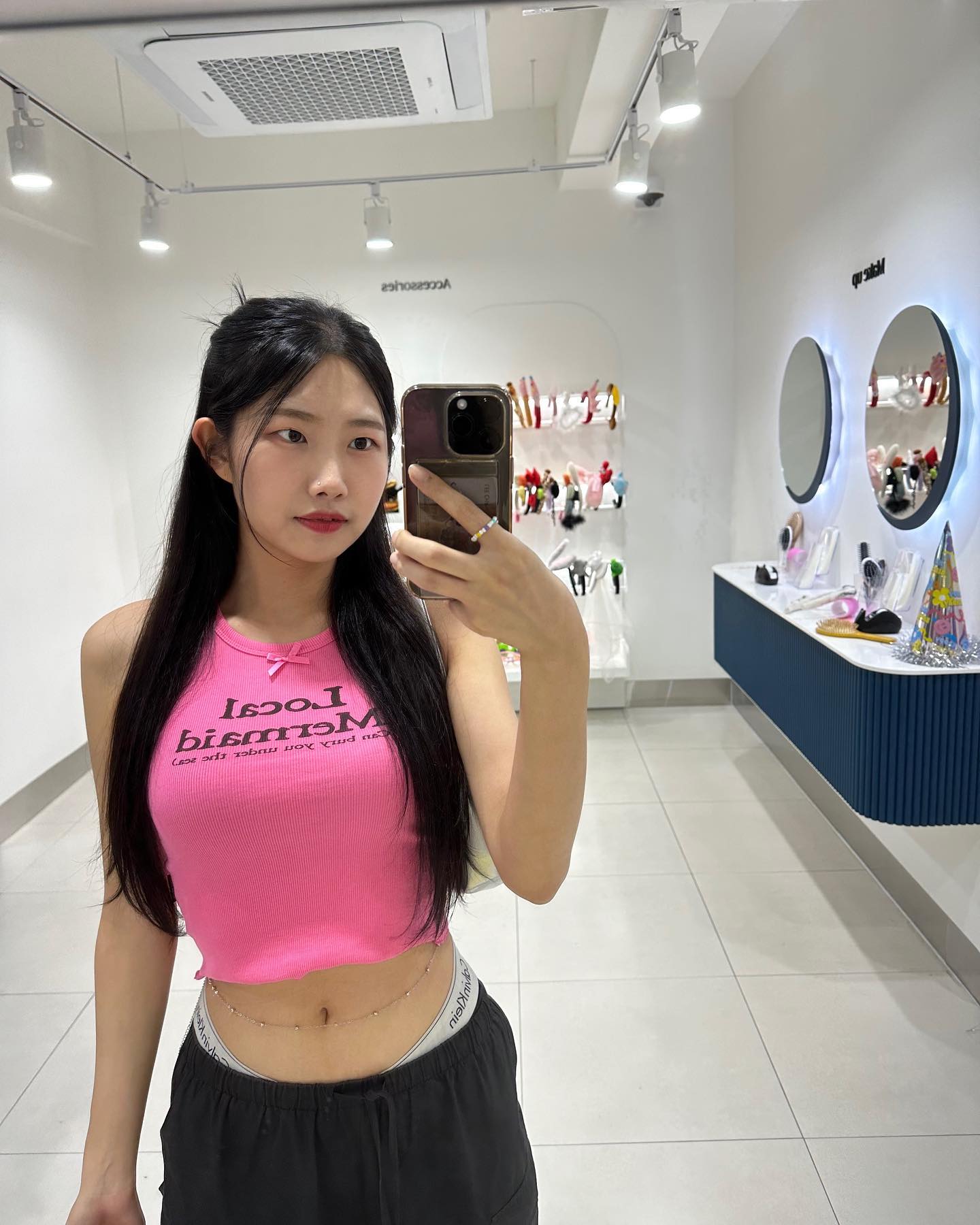 비 쫄딱 맞아서 올라오는 반곱슬😮‍💨⠀
그리고 사진은 없지만 나 머리 잘랐다 !!