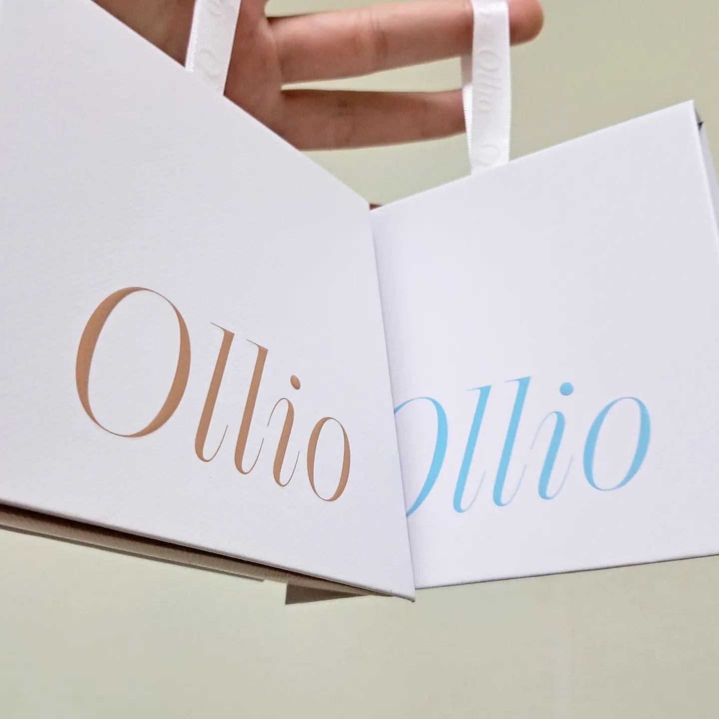 #제품제공 #파룸체험단 ollio.official 

이 친구들은 파룸 체험단에서 받은
글루가 발려있는 속눈썹이에요!!

전에 삐삐 래쉬 사용했을 때보다 글루가 더 확실하게 발려있어서
붙였을 때 더 잘 안떨어졌고

🖤블랙 = 볼륨
🤎브라운 = 소프트

두 컬러가 있는데 블랙은 사진에 보시는 것 처럼
엄청 뚜렷하게 올라오고
브라운은 완전 자연스럽게 올라와서
길이는 같지만 블랙이 더 길어보이고 뚜렸해보여요

저는 사진에서 블랙이 잘보여서 블랙 눈으로 가져왔어요!!

블랙보다는 브라운이 자연스러워서 전 브라운이 더 좋았고
블랙은 넘 진한 느낌이 있옸어요

브라운은 진짜 너뮤 자연스럽게 예뻐서 하나 진짜 사고싶더라구요!!

💝막짤은 우리 귀여운 뚱이💝

#올리오 #올인원키트 #올리오속눈썹 #노글루속눈썹