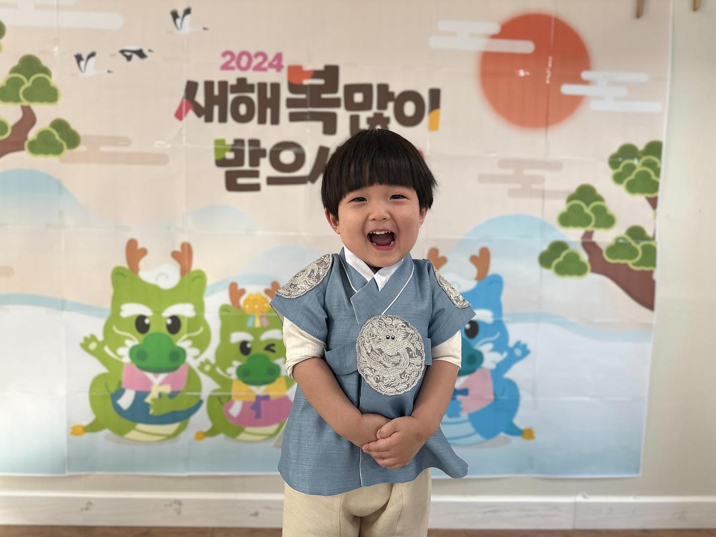 D-841 까니일상
얼집에서 한복행사
엄마는 돌때입던 한복을 보내서 매우매우 타이트했단 이야기
미아내😭(마지막으로 입어보자아)

설날엔 강정이쥐이 다들새해복마니받으세요💛😬
근데 까니야 새배 글케하는고니?

#새해 #2024새해 #새배 #강정 #어린이집행사 #인스타일기 #인스타일기장 #21년생남아