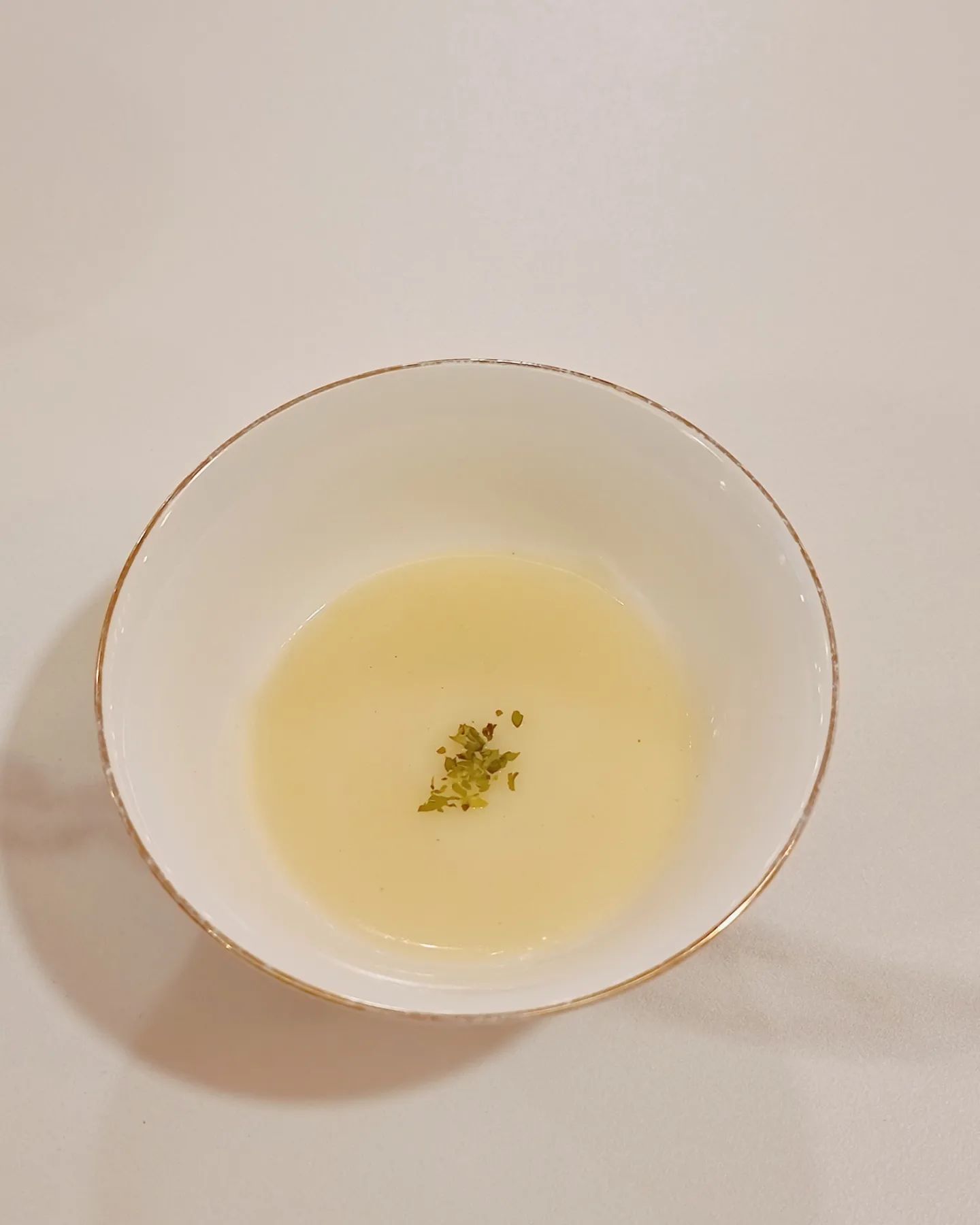 #협찬

ꗯ 강릉 구정 [미락] 중식당

ㆍ강원 강릉시 구정면 구정옥봉길 177 1층
ㆍ영업시간_10:30-21:00 
[브레이크타임15:00-17:00 / 라스트오더 20:00]
ㆍ033-646-9713

아이 병원진료차 강릉방문하면서
강릉 구정면 남강릉IC 바로앞에 위치한
고급스러운 중식당 [미락]에 다녀왔어요 ◡̈ 

생각보다 한적한곳이었지만, 
역시 맛집, 벌써 입소문이 자자해
저녁시간되니 많이들 찾아오시더라구요 .ᐟ

식당내부는 그린톤 차분한 색감에
골드랑 원목으로 포인트를 줘서그런지 
고급진느낌이었어요 ◡̈ 
식사대접이나, 모임장소로도 너무 좋을거같아요 ᦂ
 
 

메뉴는 다양했어요 .ᐟ
저희집은
ㆍ차돌짬뽕
ㆍ황두짜장
ㆍ탕수육 
으로 시켰어요 🍴

식전에 스프나오는 중식당은 처음이라구요 ⺣̤̬♥
 
 

차돌짬뽕은 차돌박이도 많이들어가있고
칼칼한게 딱좋아요 , 
첫입에 완뽕할정도로 쉬지않고 들어가는 맛이예요 🫶

황두짜장은 처음 접해보는거라
시켜봤는데, 중국된장인 황두장을 넣고 볶아서
일반 우리가 생각하는 짜장면 맛과 다른
구수하고 감칠맛나는 짜장이었어요 .ᐟ
어린아이들이 먹기에는 살짝 매콤할꺼예요 ◡̈ 

나희찡 짜장면먹이고
속재료가 새우살로 가득하다던,,
어향가지 시킬까,,? 하다가
나희도 먹어야되니까 탕슉시키자! 하고
탕수육 시켰는데, 탕슉안시켰음 큰일날뻔 𐨛 𐌅 𐨛 𐌅 𐨛 𐌅

왠걸 탕수육 중자 반접시를 혼자드셨어요 🥹
고기킬러지만, 튀긴 고기는 별로안좋아하는 아이라
탕수육 시켜도 진짜 많이먹어야 3개? 
이렇게밖에 안먹는애였는데,,
또줘 더줘 밥안머거 고기만먹을꺼야 하면서
탕수육을 얼마나 잘먹던지 𐨛 𐌅 𐨛 𐌅 𐨛 𐌅

근데 진짜 맛있긴 하더라구요 👍

다른 요리들도 얼마나 맛있을지 궁금하네요 ◡̈ 
다음번에는 어향가지, 칠리새우 
꼭 먹어봐야겠어요 ᦂ

Thank you gn._.mirak 

#미락 #강릉중국집 #강릉짜장면
#강릉짬뽕 #구정면중국집 #강릉맛집
#강릉중국요리 #구정면맛집 #강릉여행 
#강릉맛집투어 #강릉맛집추천 #강릉미락