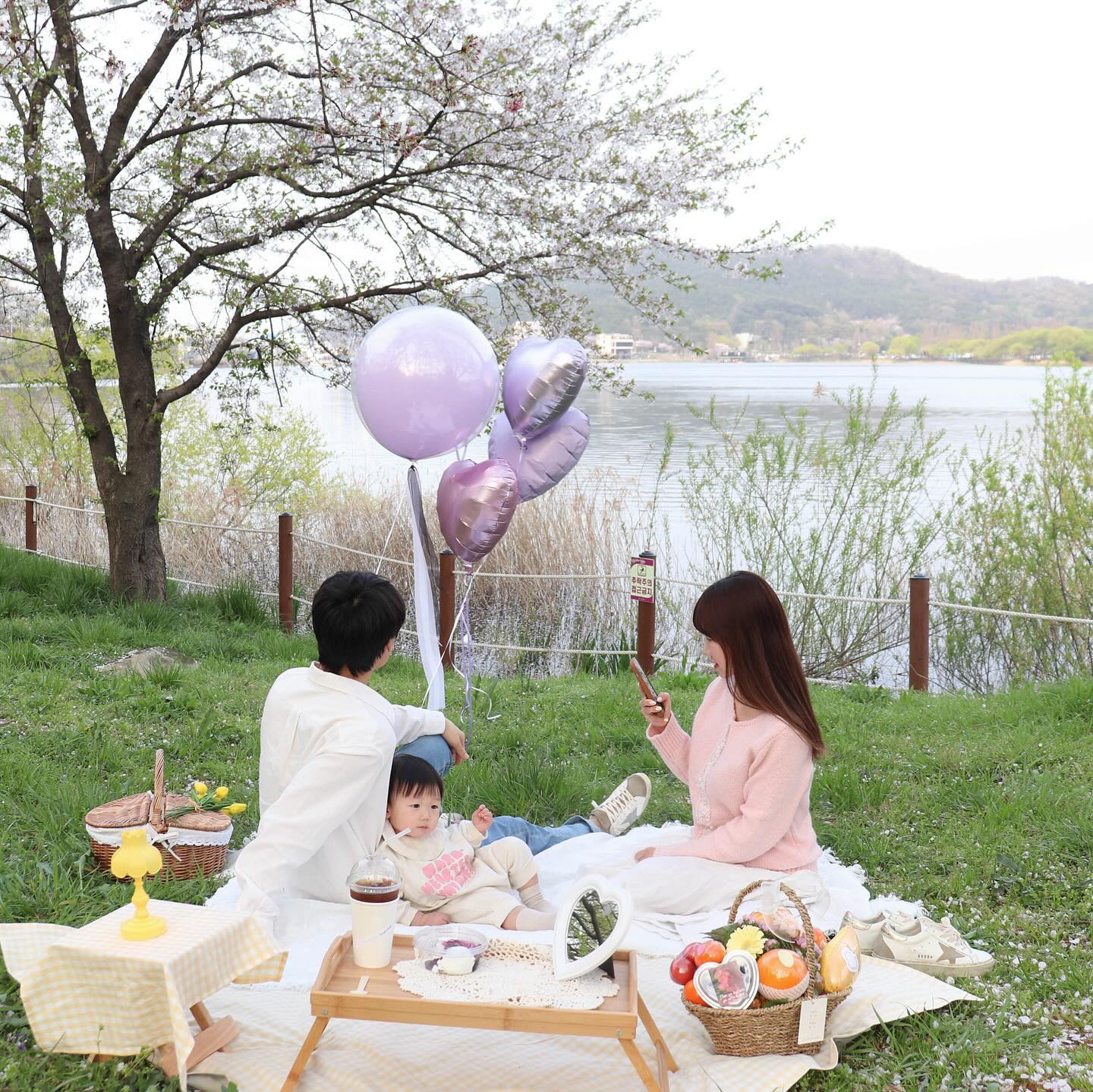 봄 기록 이제서야..올리기 〰️👩‍❤️‍👨 

오빠 생일기념 과일바구니도, 피크닉대여까지 완벽해따💓

#아산피크닉 #신정호 #신정호피크닉
#후르츠픽 #아산과일바구니