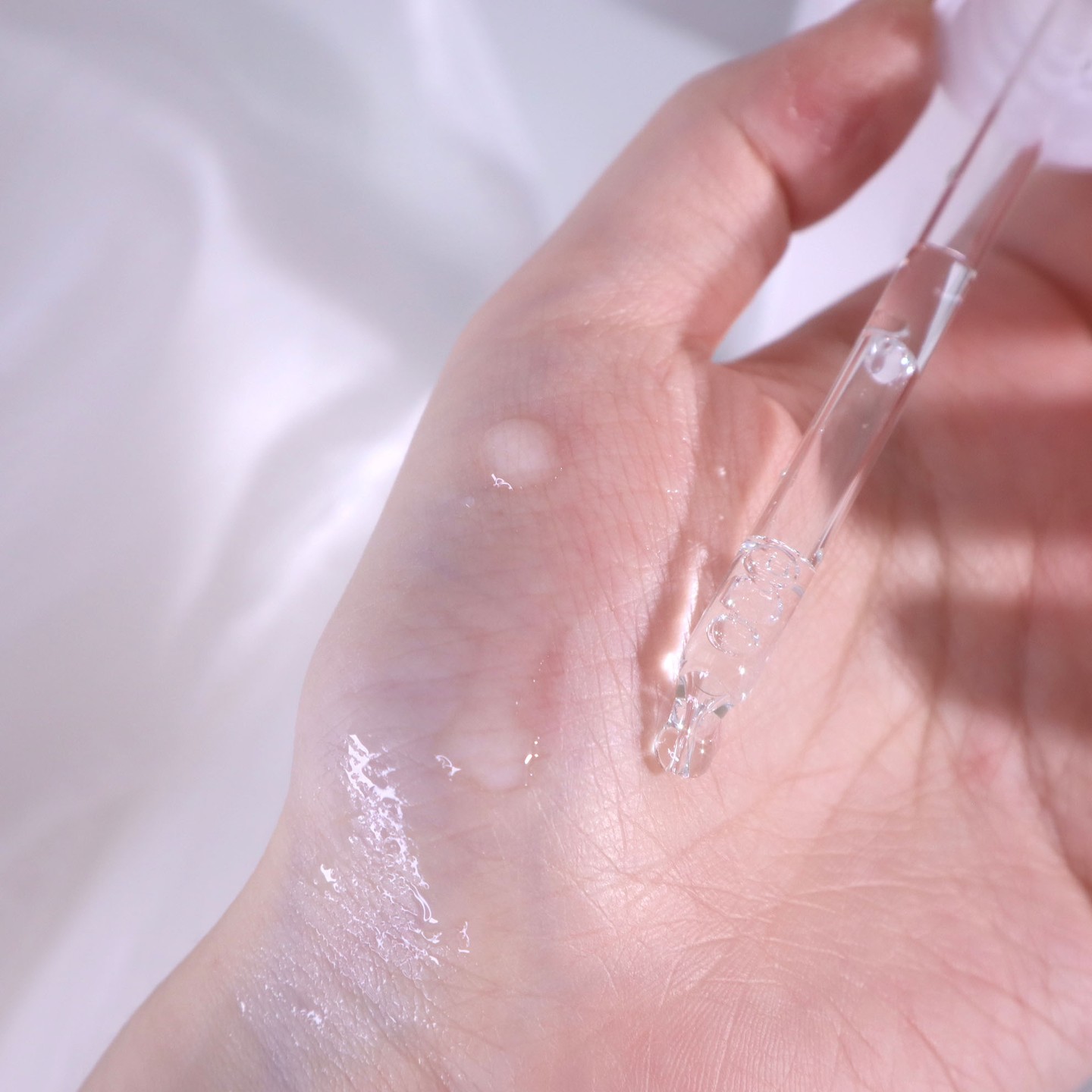 #제품제공 

마녀공장 미백 광채 에센스 💦

요즘 얼굴이 칙칙한 느낌이 들어서 시작한 미백관리 홈케어 꿀템 !

미백 기능성 인증 성분인 나이아신아마이드의 미백 유효성분과 갈락토미세스 발효여과물 97% 함유로 칙칙한 피부를 개선하고 피부에 영양을 주어 생기있는 피부를 만들어줘요

보습력과 유수분밸런스, 피부결, 미백까지
투명하고 광채있는 피부로 만들어주는 에센스라 사용감도 좋고 바른 후 피부가 변하는게 바로바로 느껴지는 타입이라 손이가요

누적판매량 124만병의 11년 베스트 스테디 셀러기때문에 더욱 믿고 사용할 수 있어요
앰플 정착템으로도 추천 !!🥰

#파룸체험단 #마녀공장 #피부고민원하는대로 #갈락토미나이아신에센스 #피부톤up에센스 #미백에센스 #manyo