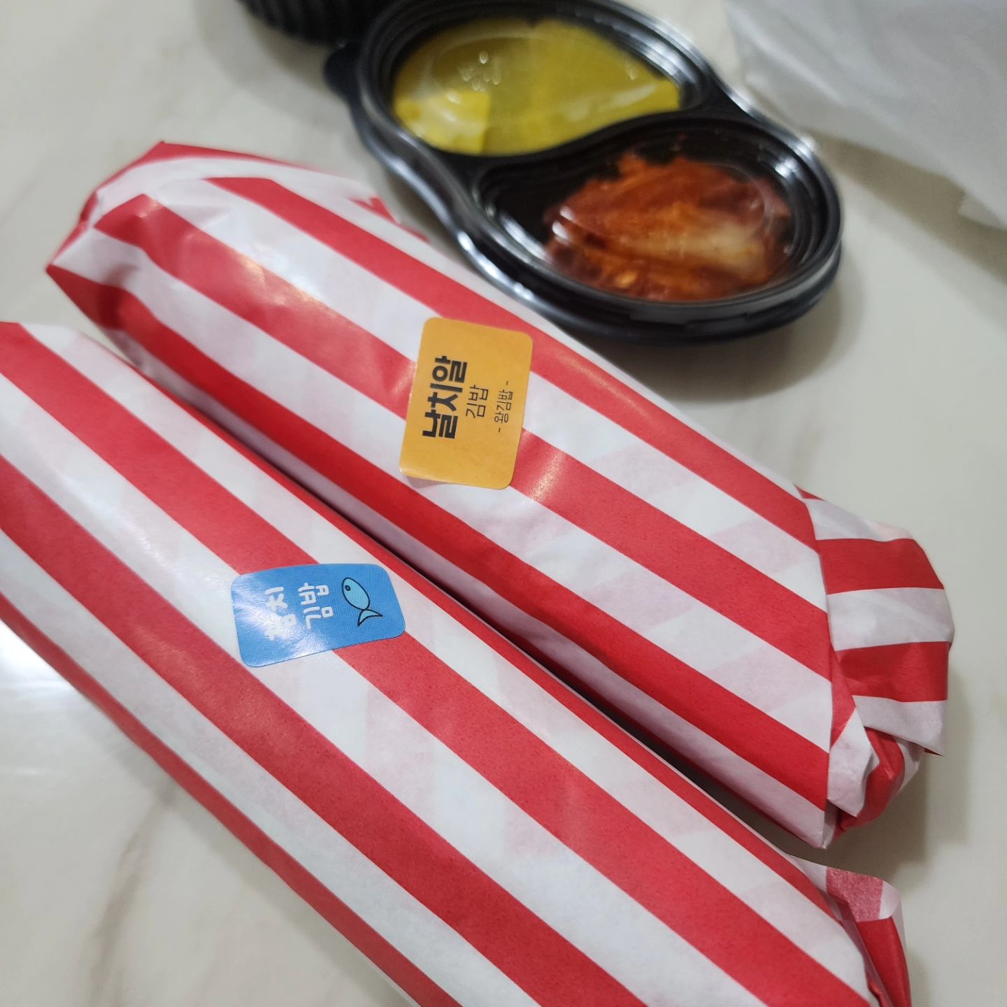 몇시간을 먹고있는데
허전하누

간단하게 왕김밥 시켜먹자‼️
했는데 날치알김밥6500원 실화냐💬

차마 떡볶이까지 못시키고
집에있는 떡국용떡이랑 라면
뿌셔먹고 모아둔 후레이크넣고
떡볶이 만들어먹음 🤣  이거 맞아⁉️

#요즘물가
#공포그자체
#날치알김밥
#포항왕김밥