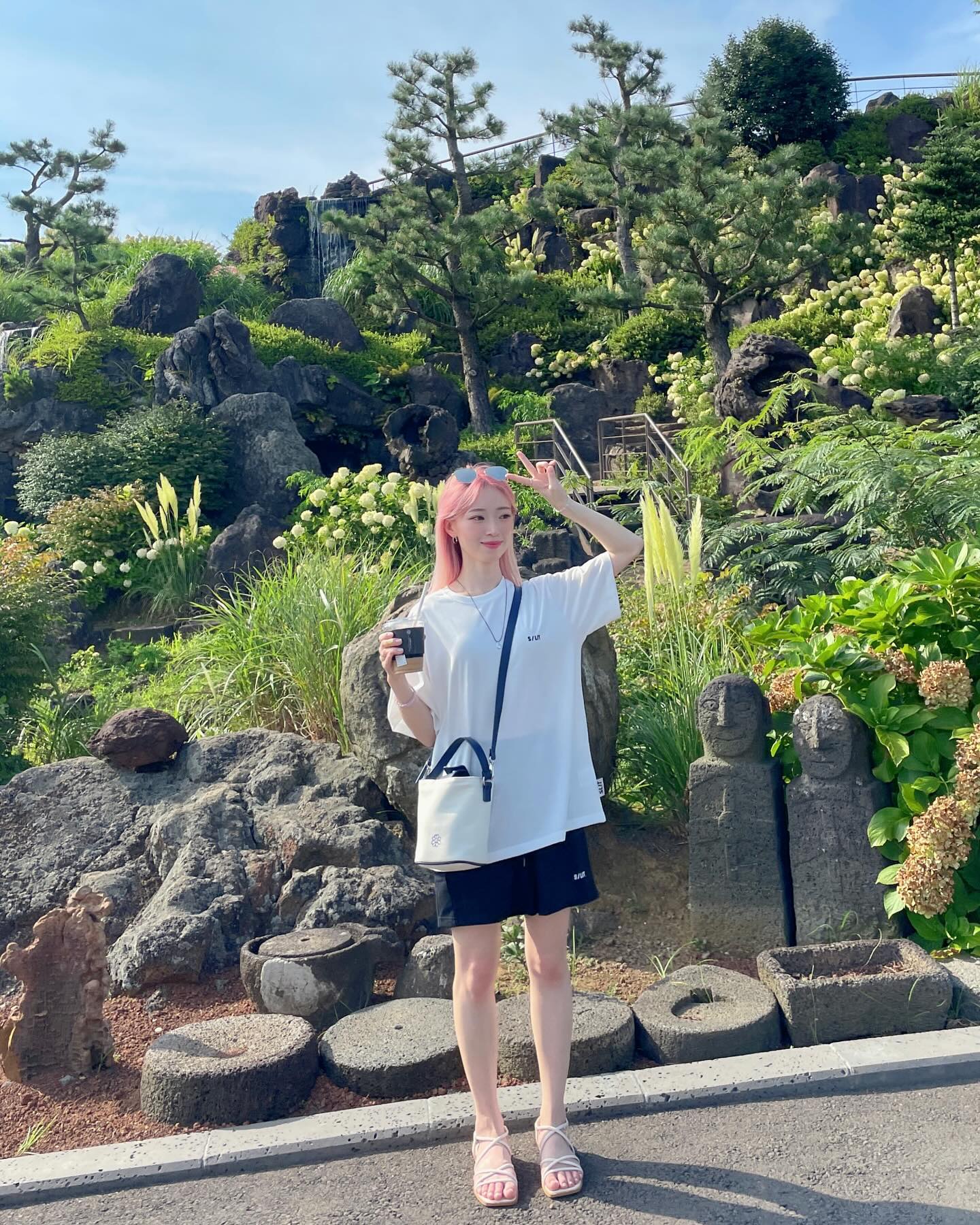 오랜만에 집 ,, 제주🌴

아시아에서 제일 크다는 별다방 슉슉,
아빠 차 드라이브 슝슝,
시원한 제주 상공 하늘과 푸른 바다,
효도선물 새싹삼과 첫 날 저녁밥, 그리고 빠빠라기🩷

금방 지나가버린 엄마 아부지와의 시간..

#제주 #제주도 #제주살이 #제주도민 #제주소녀
#스타벅스더제주송당파크r점 #제주스타벅스
#데일리룩코디 #키작녀코디 #츄리닝세트 #에스릿 #에스릿스튜디오