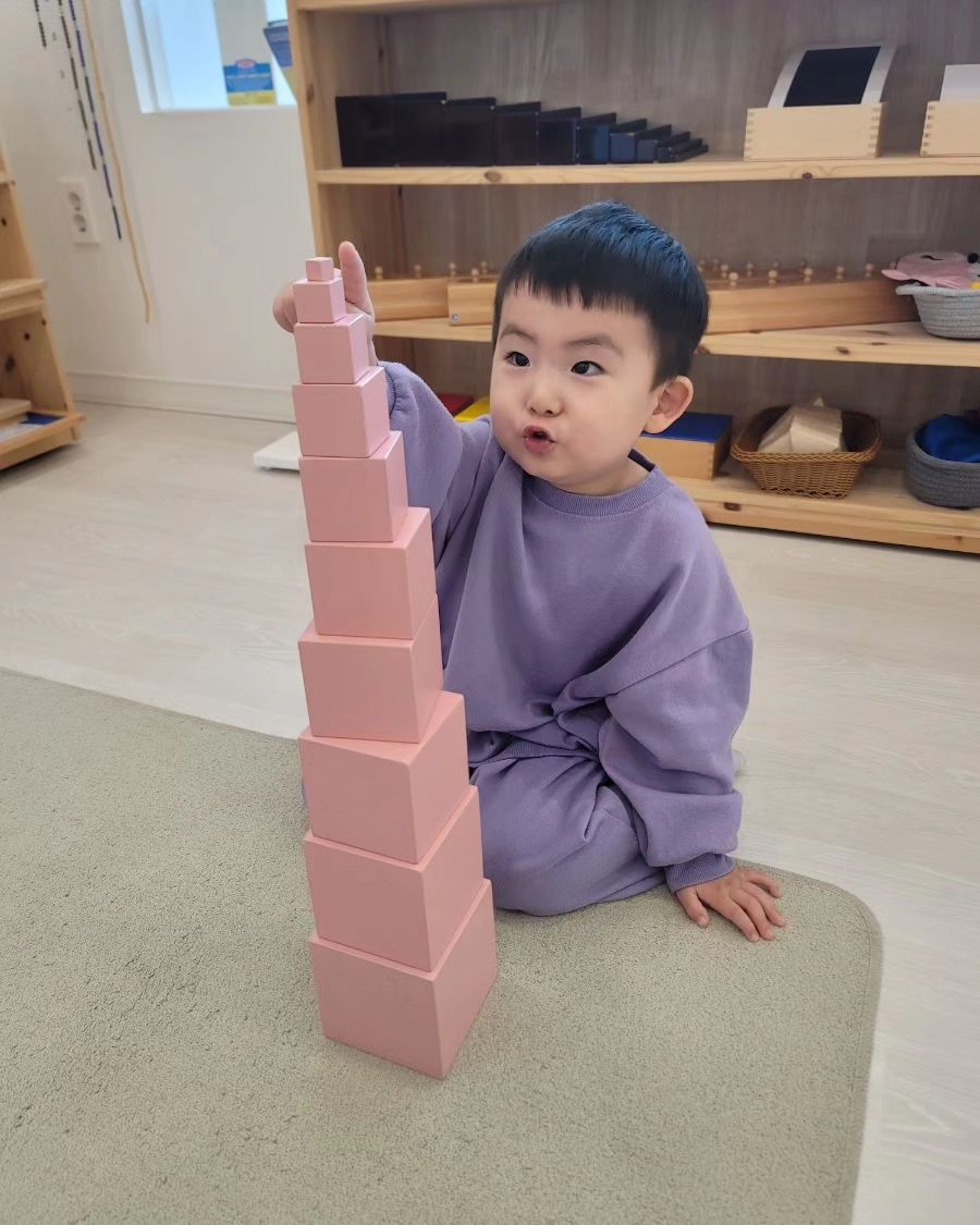 . 24년 4월 19일 #생후1123일 👶🏻
.
매 수업 후 오늘 한 활동을 사진과 함께 상세하게 안내해주시는 선생님 덕분에 엄마도 함께 배웁니다^^
.
🌱감각영역
1. 분홍탑
- 크기와 부피가 다른 10개의 입방체 큰 순서대로 찾아 수직으로 쌓아보기. 비교하기도 하면서 크기의 감각 기르기!
- 두 변이 만나도록 쌓아 가장 작은 입방체만큼씩 변의 길이가 커지는 것을 확인해보기!

2. 무슨 색이 될까? (컬러패들 혼합하기)
- 컬러패들을 혼합하여 어떤 색이 되는지 확인하고 색칠하기

🌱일상영역
1. 땅콩 까기
2. 모양펀치 사용하기
3. 종이 파쇄하기 

가장 무거운 분홍탑의 입방체를 들고 무거운 것도 잘 드는 형님이 되었다고 선생님께 자랑했다는 허세 유건^^ㅋㅋ
.
#루루4살기록 #루루놀이공부 #마마몽떼몬테소리
