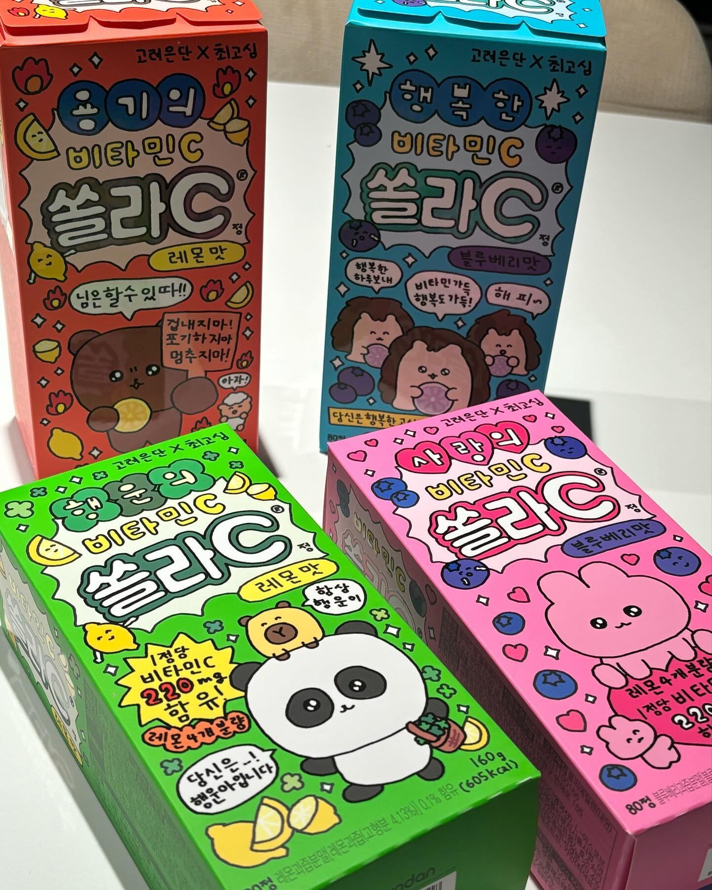 #협찬 #고려은단 #최고심
맛있게 즐기는 건강 간식! 츄어블 비타민C

카카오톡 선물하기 단독 최고심 콜라보! (한정판 스티커 포함) 
오직 카카오톡 선물하기에서만 ⭐️고려은단 X 최고심 콜라보⭐️
최고심 쏠라C 30정 & 80정을 <용기>, <행운>, <행복>, <사랑> 버전으로 블루베리맛🫐 레몬맛 🍋 두가지 맛 만나보기 

물 없이 쏙쏙 간편하게 먹는 건강 간식👍🏻
진짜 쏘 큣한 패키징에 보기만해도 기분 좋아지는 비타민 😳

✔️1정 비타민C 220mg (레몬 4개 분량)
✔️1정으로 식약처 비타민C 1일 권장량 220% 섭취!
✔️100% 영국산 비타민C
✔️세계적인 비타민 원료 전문기업 DSM사 프리미엄 비타민C 사용!

#쏠라씨 #쏠라C #최고심쏠라c #최고심콜라보 #비타민C