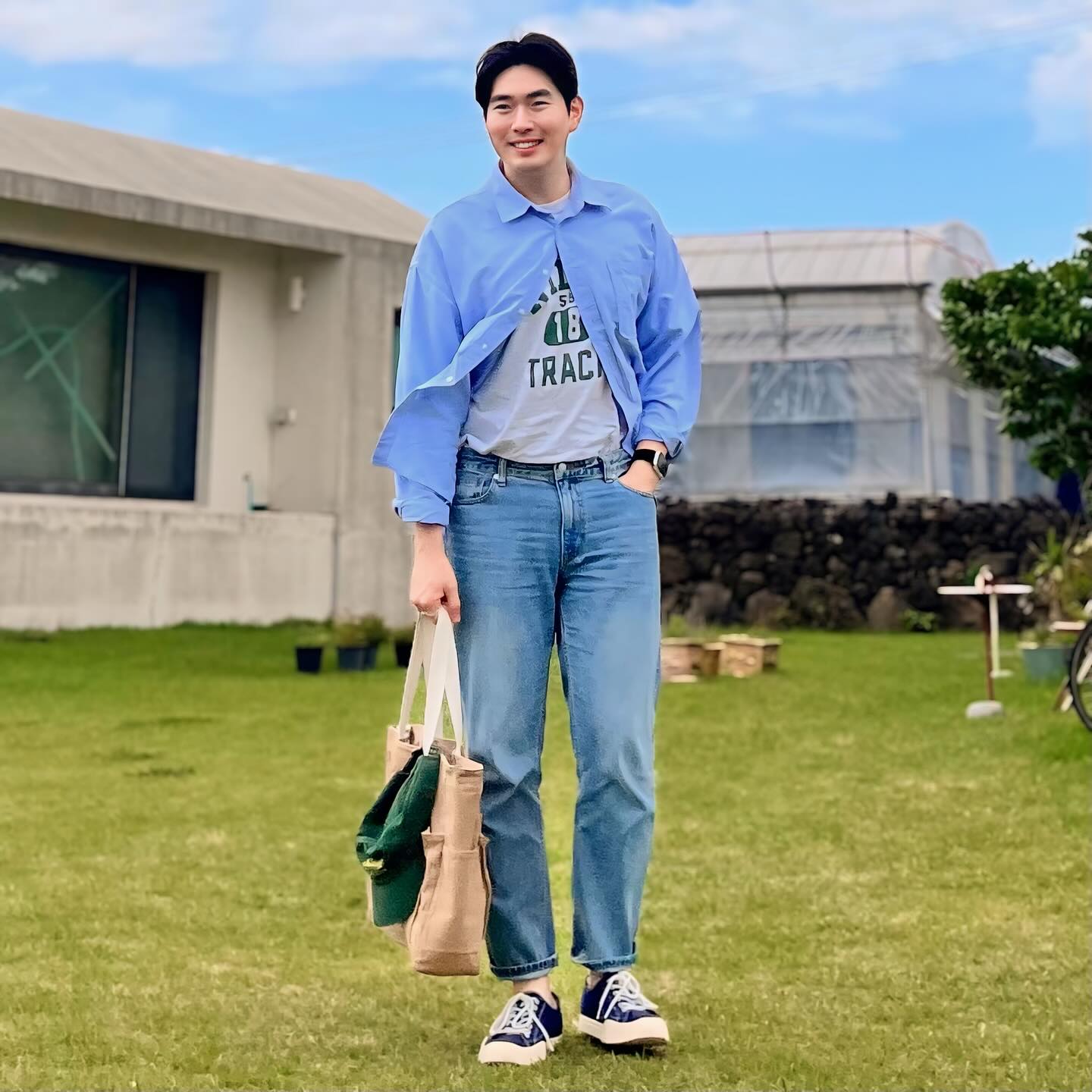 주말 출장을 잘 마치고 돌아왔습니다.

제주도에 5개가 넘는 브랜드를 오픈하려고 하다보니 봐야 할 곳이 참 많았지만, 한정된 시간을 쪼개고 쪼개서 싹 돌고 왔습니다.

놀러 갔다온 거 같지만 진짜 아니애요 !

이번 출장에서 느낀 것
1. wear.opneg 스니커즈 실루엣이 참 맛있음. 다른데서 찾기 힘듬.
2. outstanding_company 티셔츠는 국밥임.
3. monono.official 이번 가방이 기존 가방보다 더 탄탄함. 아주 좋음.
4. saturday_leisure_club 의 그린 컬러는 진짜 찐해서 포인트로 좋음.
어쨌든 다 좋음.