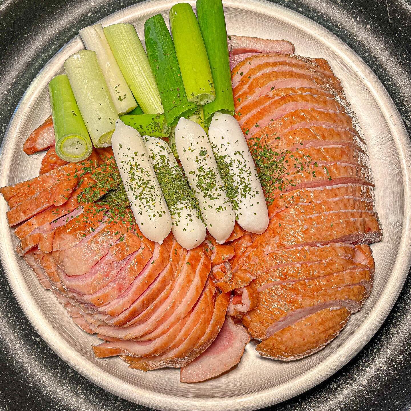 왜이리 맛있덕?

#사랑채덕

▫️ 강원도 평창을 휩쓸고 용인에 새로 오픈한
<사랑채덕>! 쌀쌀한 날씨에 뜨끈한 국물이 먹고
싶어 찾아봤는데 젊은 사장님께서 올리신 릴스를
보고 당장 다녀왔쭈~ (사장님이 릴스 장인..❤️)

▫️우선 오리 구이를 반마리씩 주문 할 수 있어
훈제오리, 오리주물럭으러 쭈문! 오리주물럭은 매콤
달달한 양념이 진짜 밥도둑🥲!! 치즈사리까지 추가해
솔솔뿌려먹으면 무한으로 들어가는 맛이예요.

▫️ 훈제오리구이는 담백하면서 고소한 맛이 일품!
같이주시는 파랑 싸서 먹으면 꿀맛입니다🫶🏻
김치가 아삭아삭하게 씹히는 김치볶음밥은
철판에 한번 더 볶아먹으면 더 맛있어용!

▫️ 오리탕은 사실 처음 먹어봐서 고민했는데
저 이걸 왜 이제 안거죠? 잡내 하나 없이
뜨끈한 국물이 완전 보양식!! 순살이라 먹기도 편하고
맑은탕엔 누룽지가 들어있어 더욱 꼬소해요😉
얼큰한 탕도 장이 텁텁하단 느낌없이 시원하구요!

▫️혼밥하기도 좋고, 매장이 넓어 회식이나
가족외식으로도 좋은 사랑채덕! 용인 맛집으로
더 소문나기전에 얼른 다녀옵시당🙈

@@소리 미쳤다ㅠ
_______________________________________
🏠 사랑채덕
📍 경기 용인시 수지구 풍덕천로181번길 6 1층
🧾양념주물럭 ₩35,000원
🧾훈제오리 ₩35,000원
🧾오리탕 ₩10,000원
🧾오리 김치볶음밥 ₩9,000원
________________________________________
#용인맛집 #수지맛집 #용인맛집추천 #풍덕천동맛집 
#오리탕 #오리주물럭 #수지구청맛집 #수지구청역